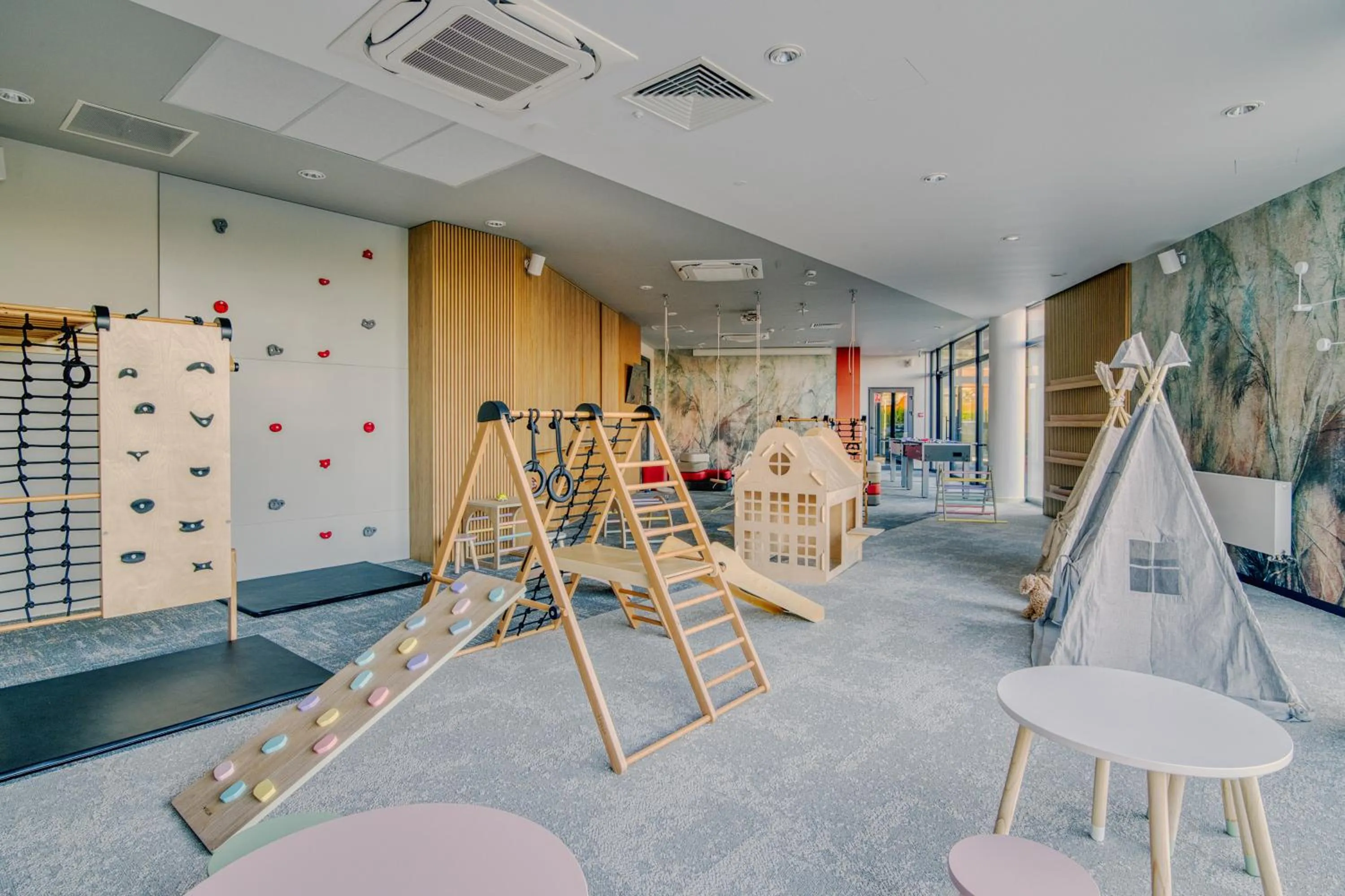 Children play ground in Apartamenty Premium N11 Mikołajki - Destigo Hotels