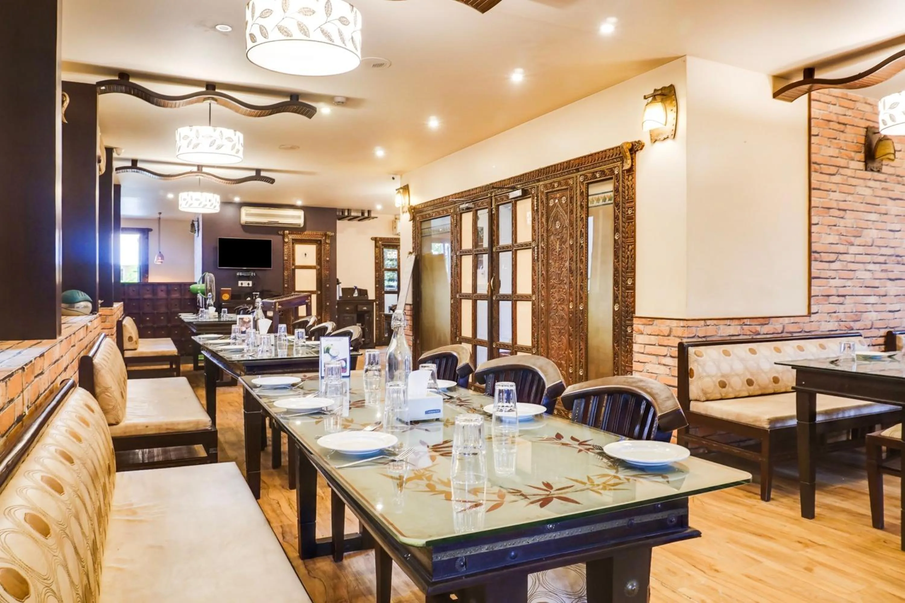 Restaurant/places to eat in Super Townhouse Oak Prabhat Road