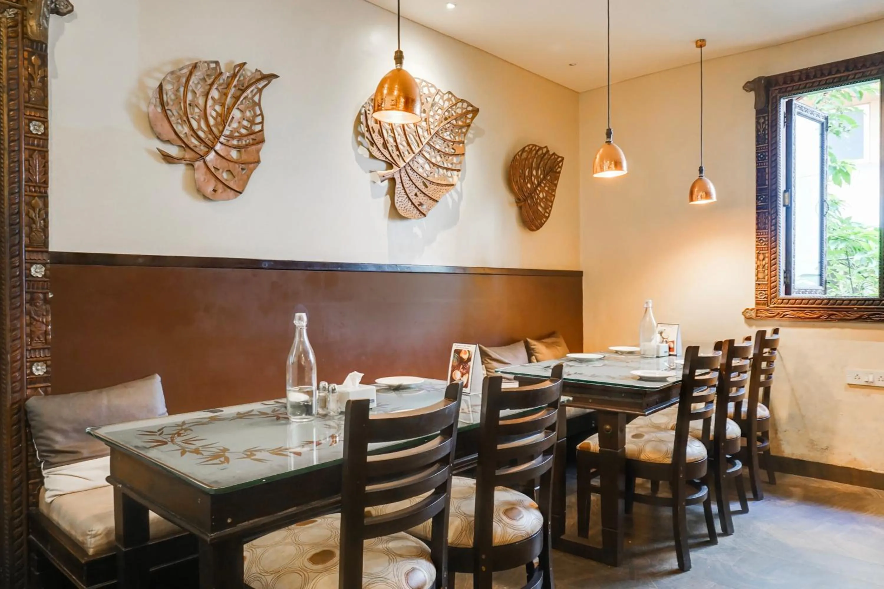 Restaurant/places to eat in Super Townhouse Oak Prabhat Road