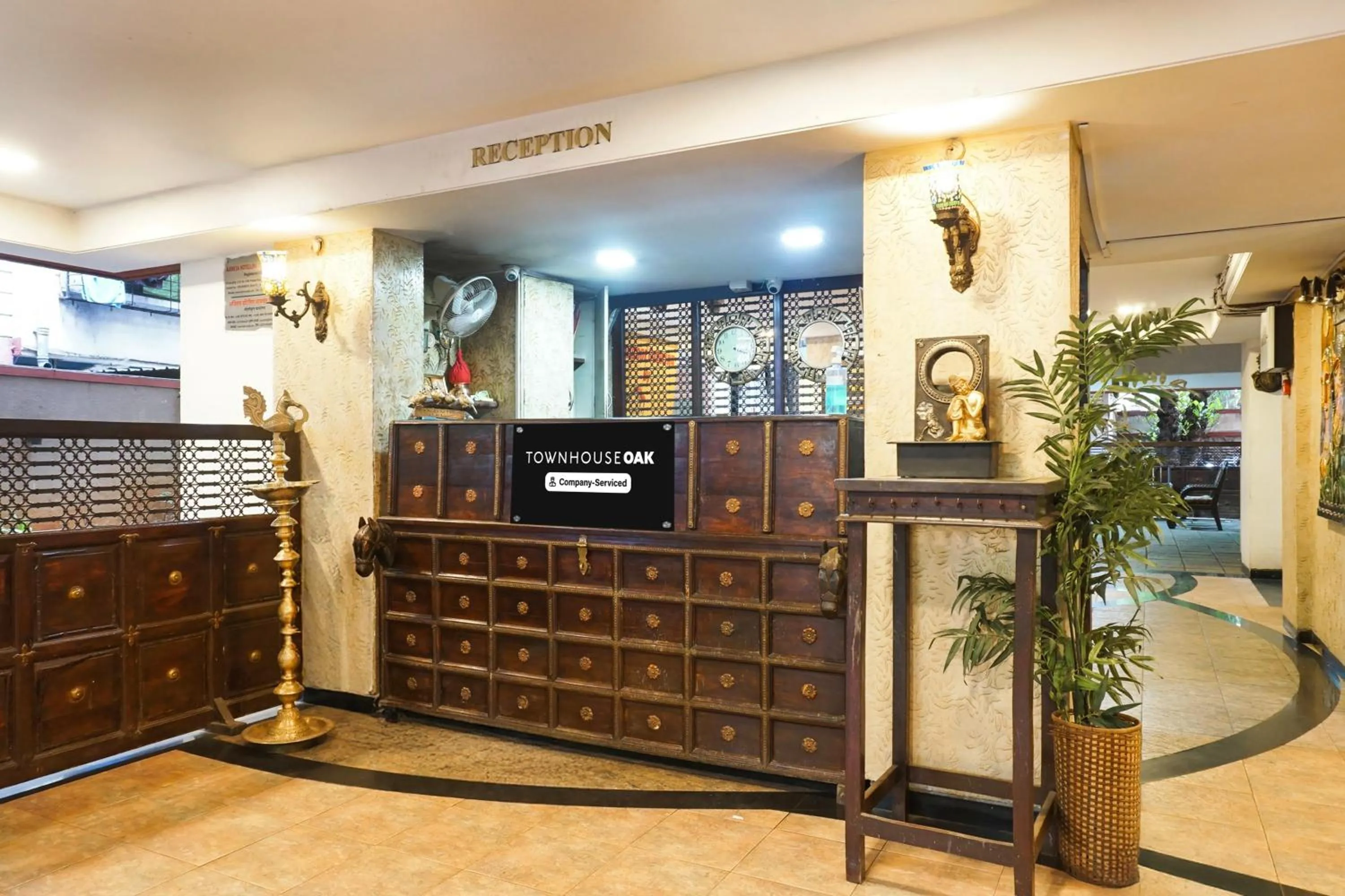 Lobby or reception in Super Townhouse Oak Prabhat Road