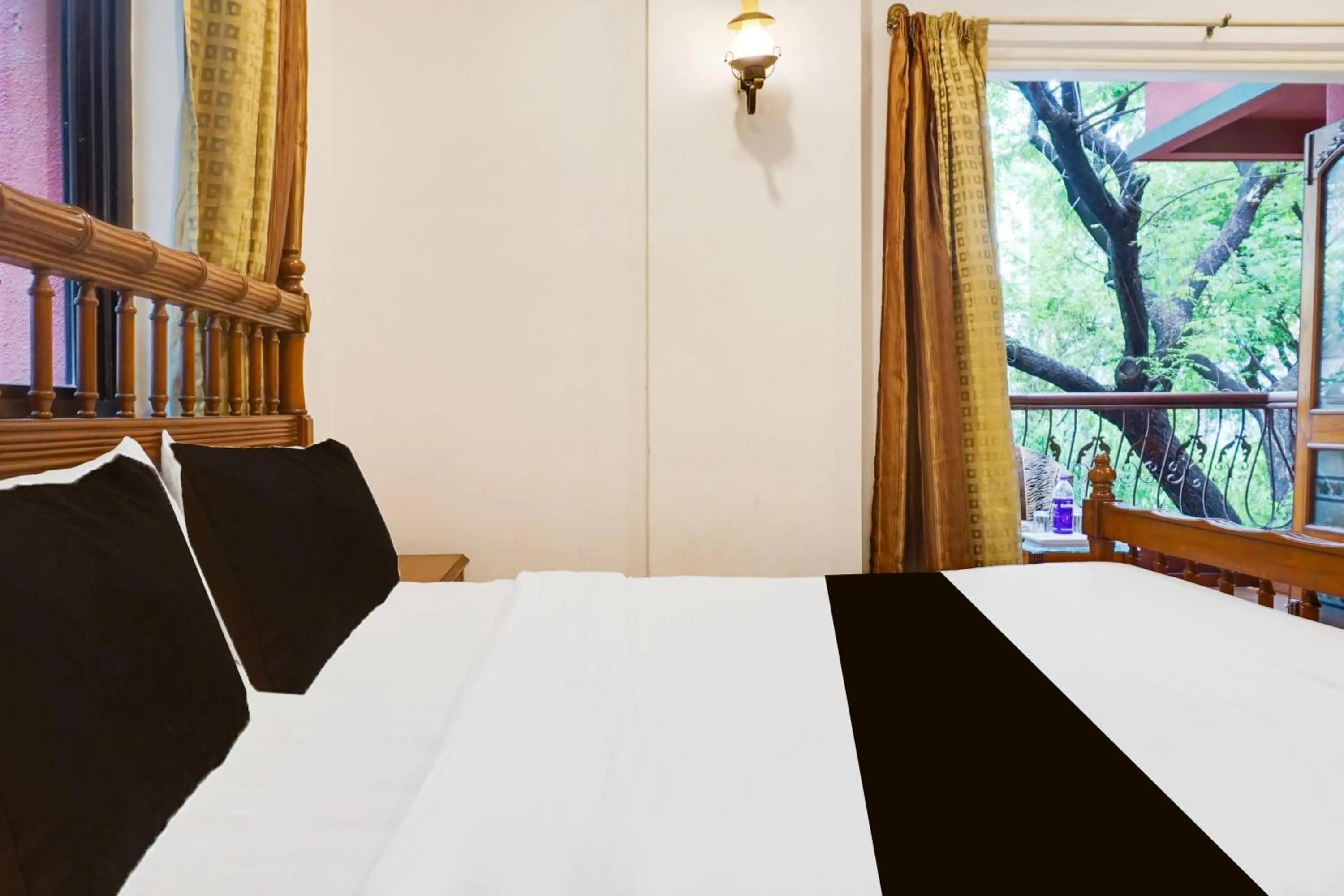 Bedroom, Bed in Super Townhouse Oak Prabhat Road