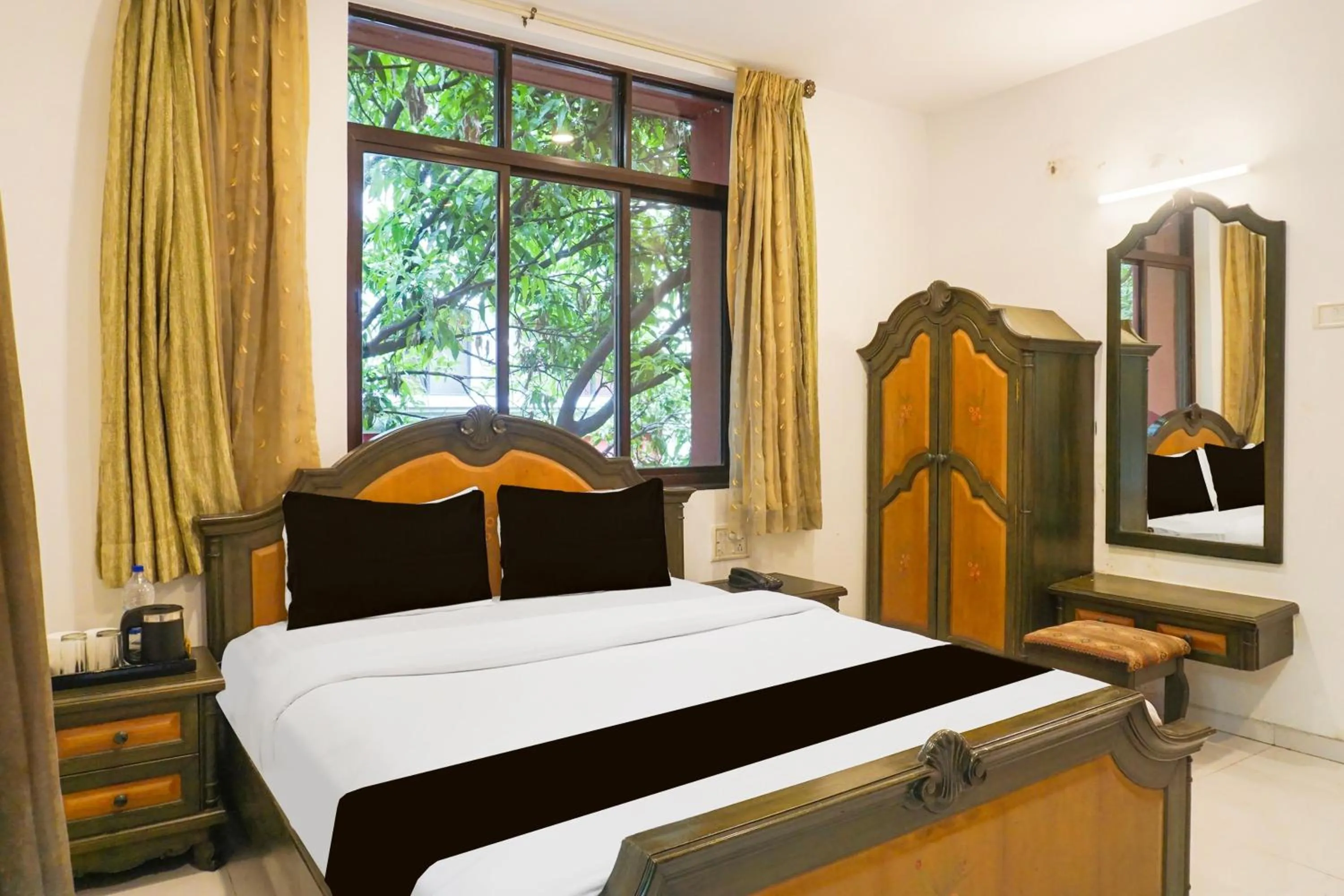 Bedroom, Bed in Super Townhouse Oak Prabhat Road
