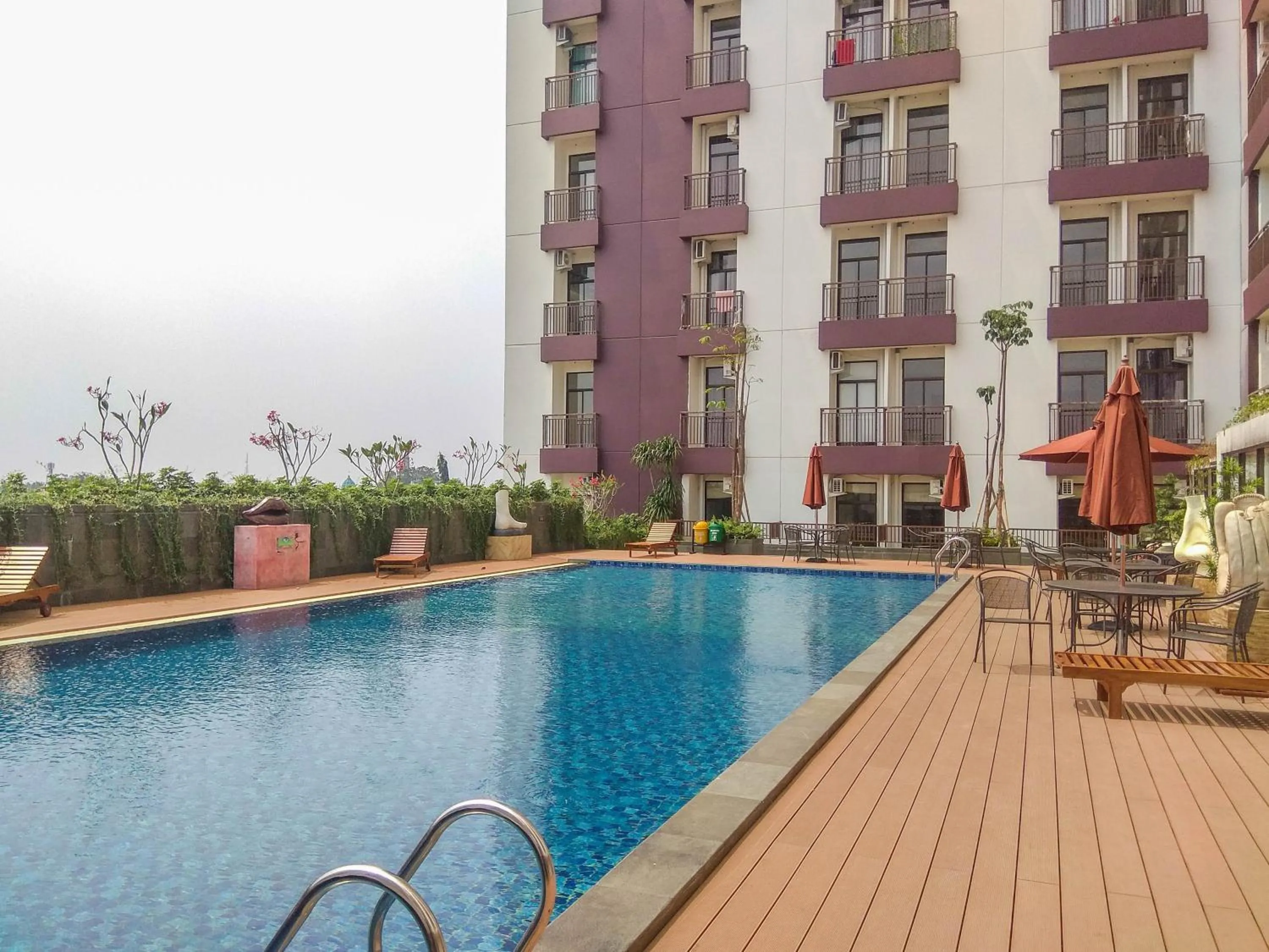 Swimming pool in Great Deal Studio at Dave Apartment near Campus By Travelio