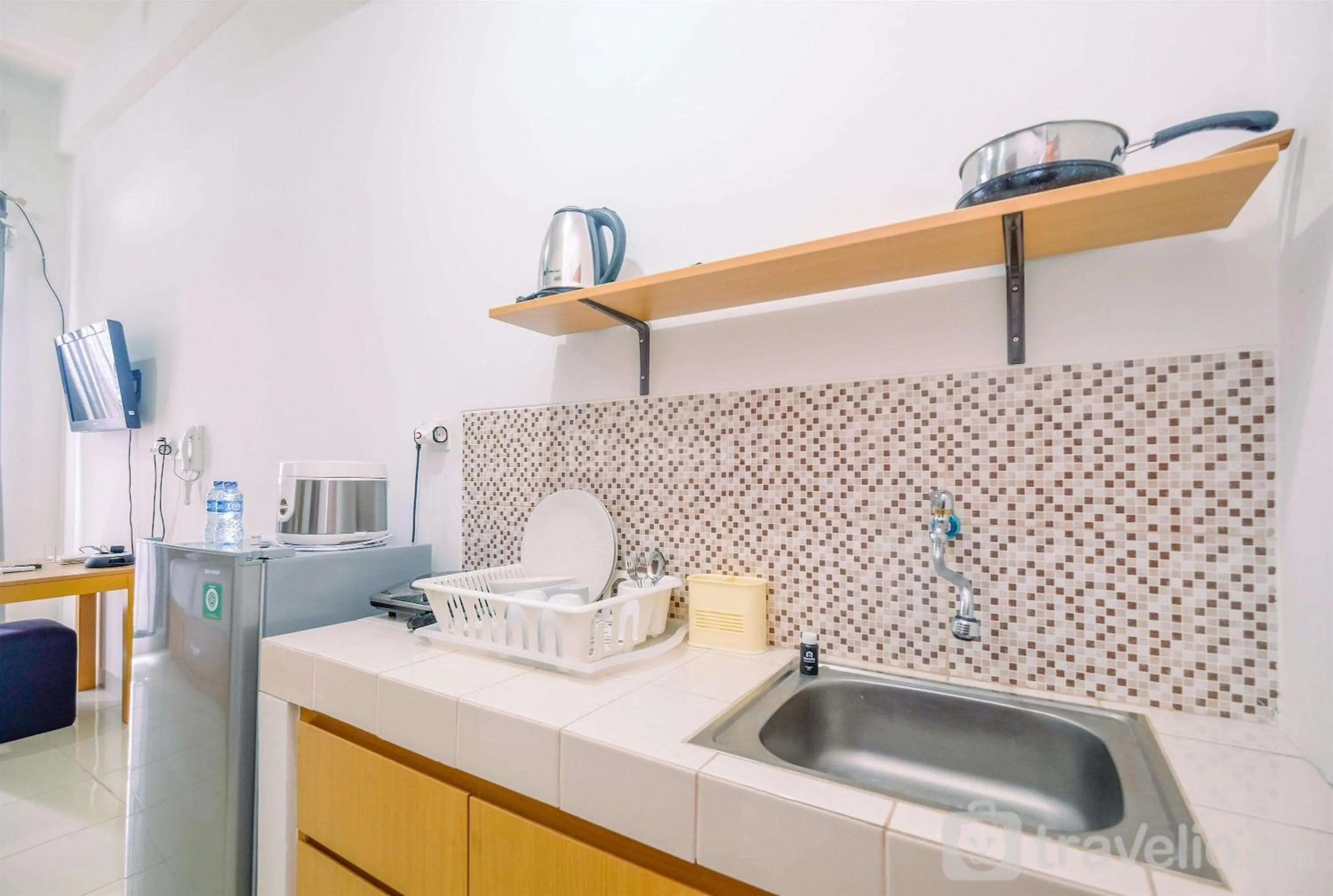 Kitchen or kitchenette in Great Deal Studio at Dave Apartment near Campus By Travelio