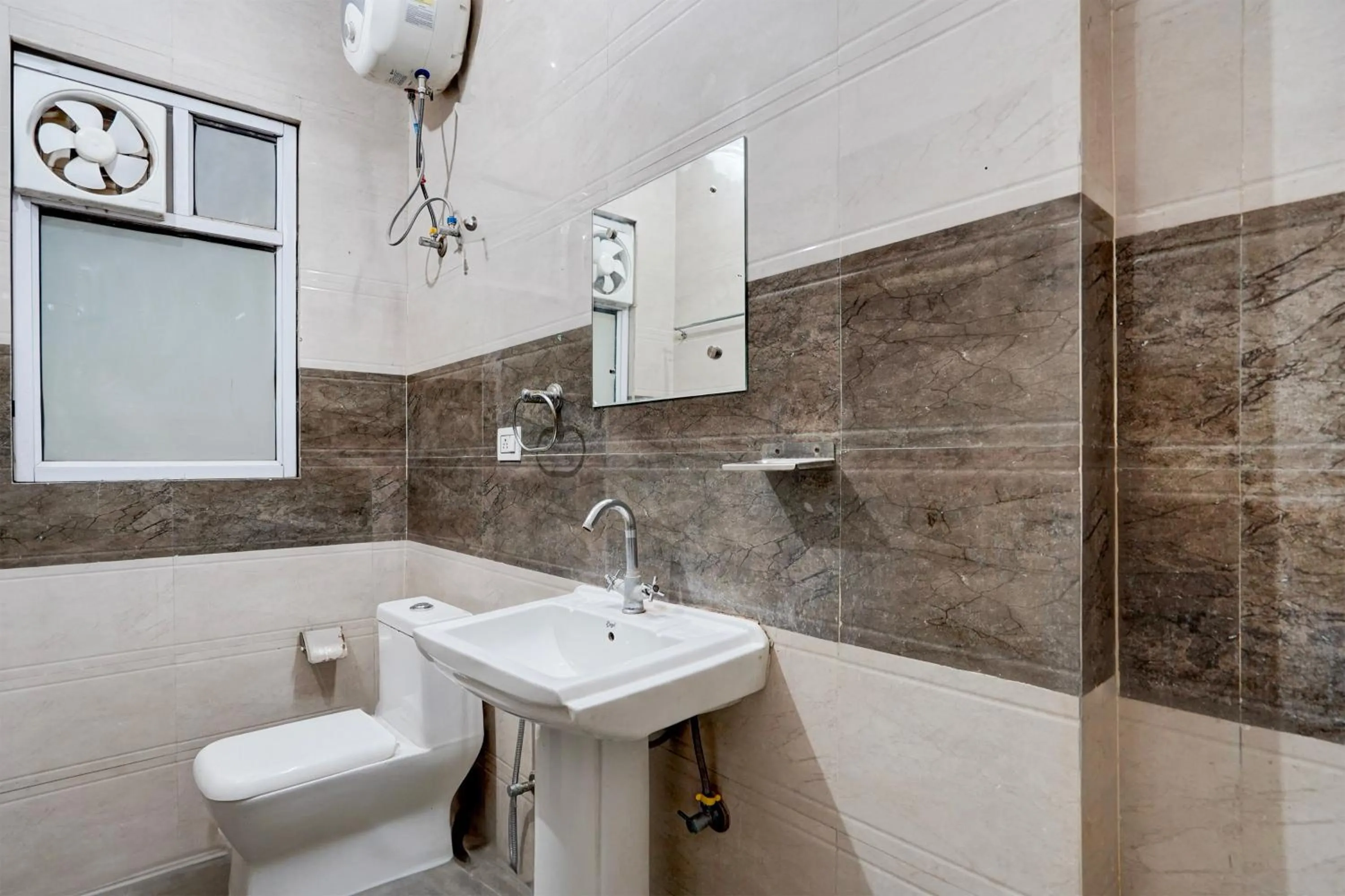 Bathroom in Super Townhouse Sector 53 Golf Course Road