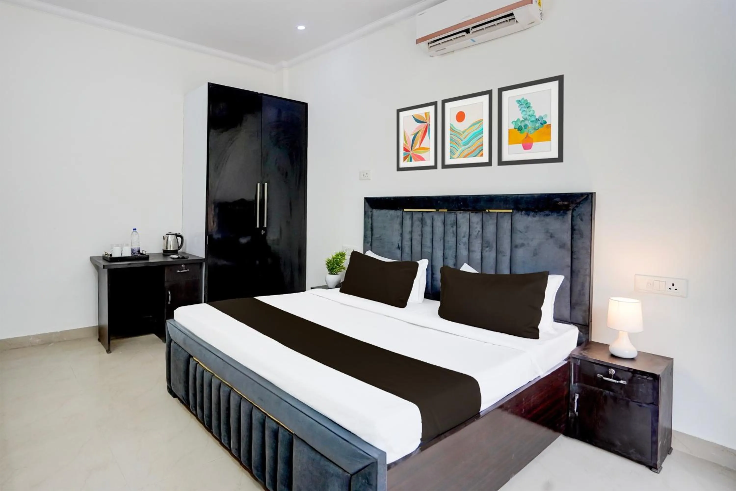 Bedroom, Bed in Super Townhouse Sector 53 Golf Course Road