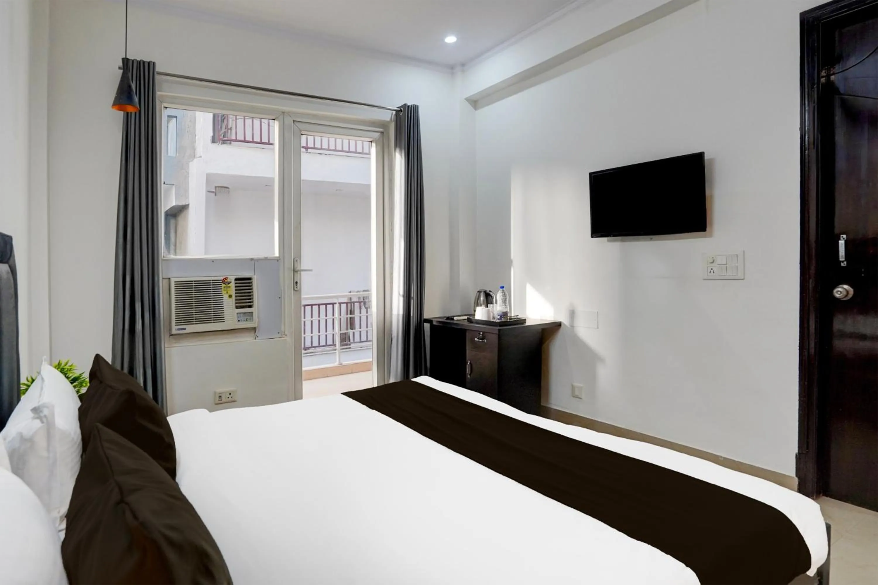 Bedroom, Bed in Super Townhouse Sector 53 Golf Course Road