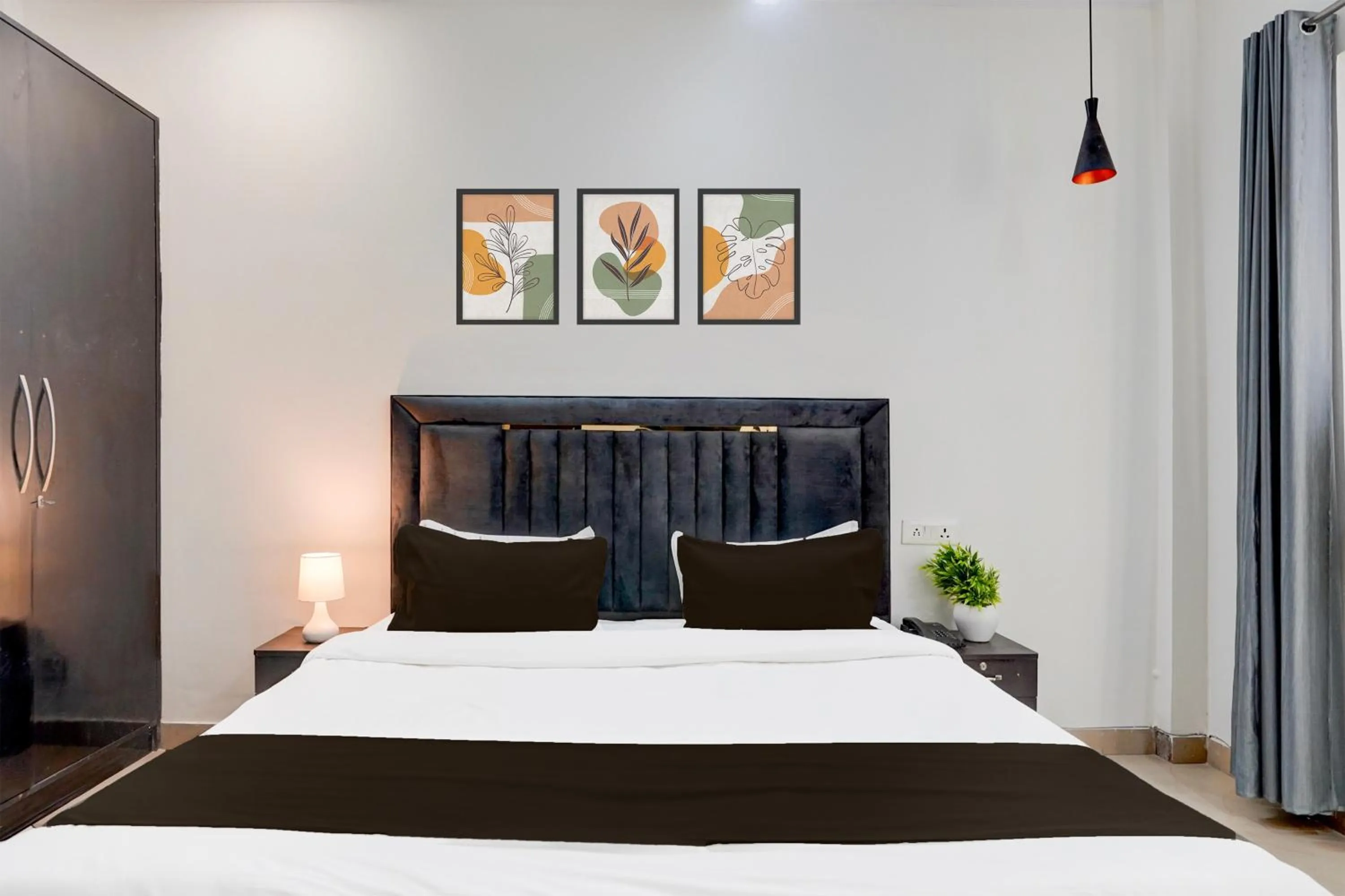 Bedroom, Bed in Super Townhouse Sector 53 Golf Course Road