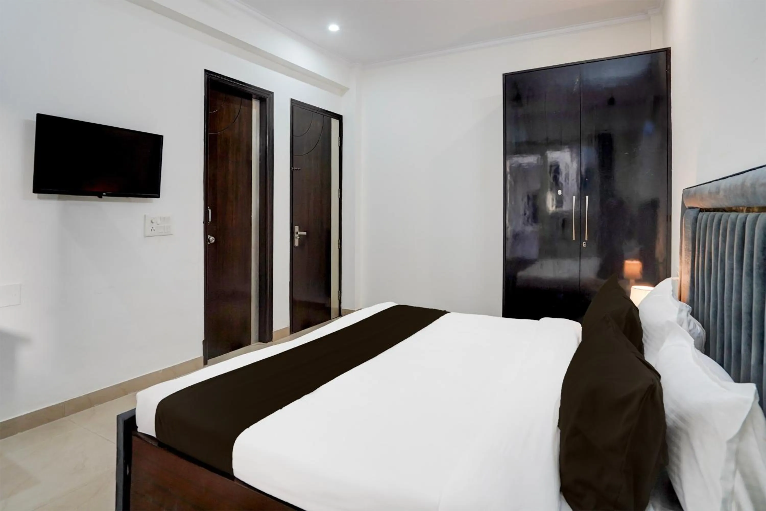 Bedroom, Bed in Super Townhouse Sector 53 Golf Course Road