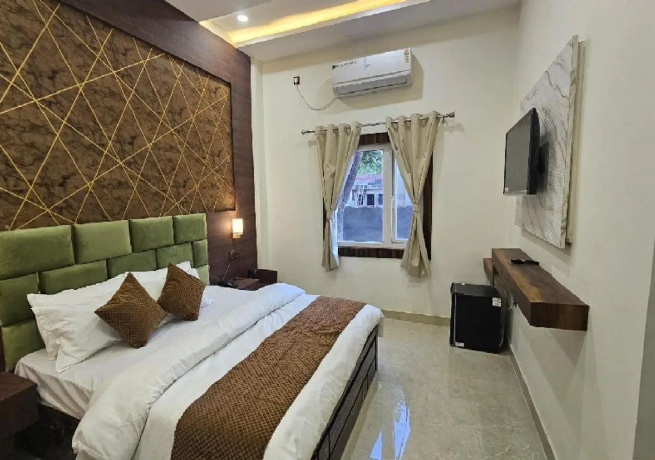 Bedroom, Bed in Triveni International