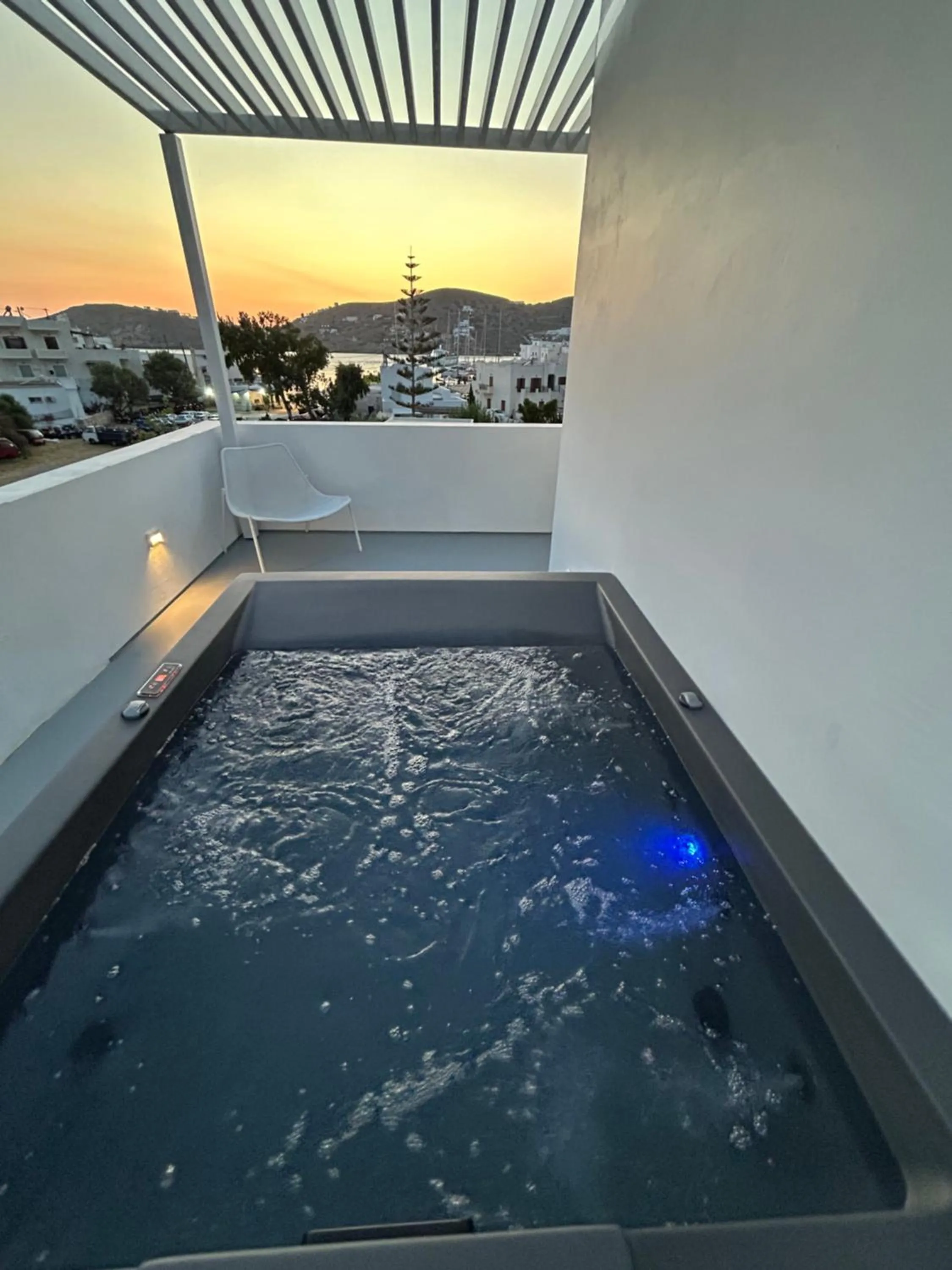 Hot Tub in Relux Ios Hotel