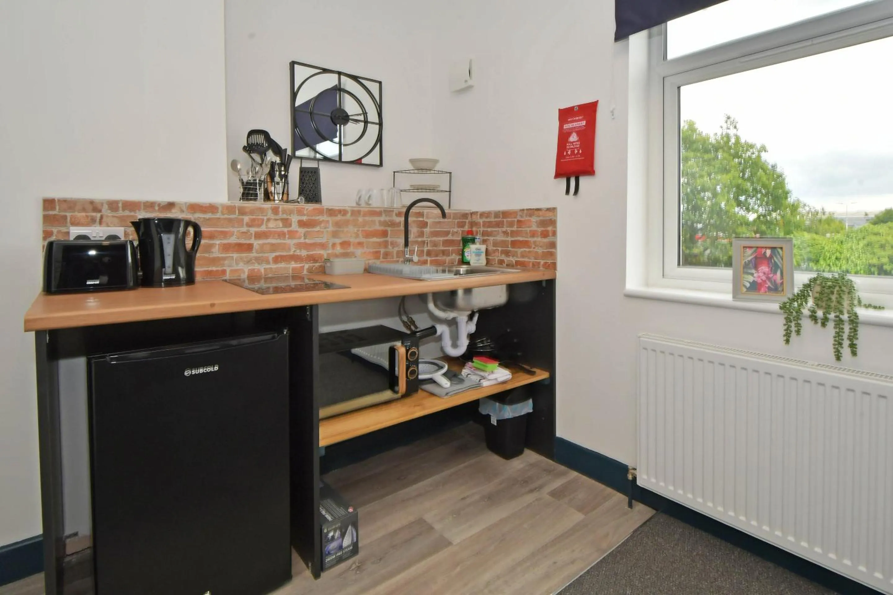 Kitchen or kitchenette in Stay at Shobnall Road Rooms and Studios Burton