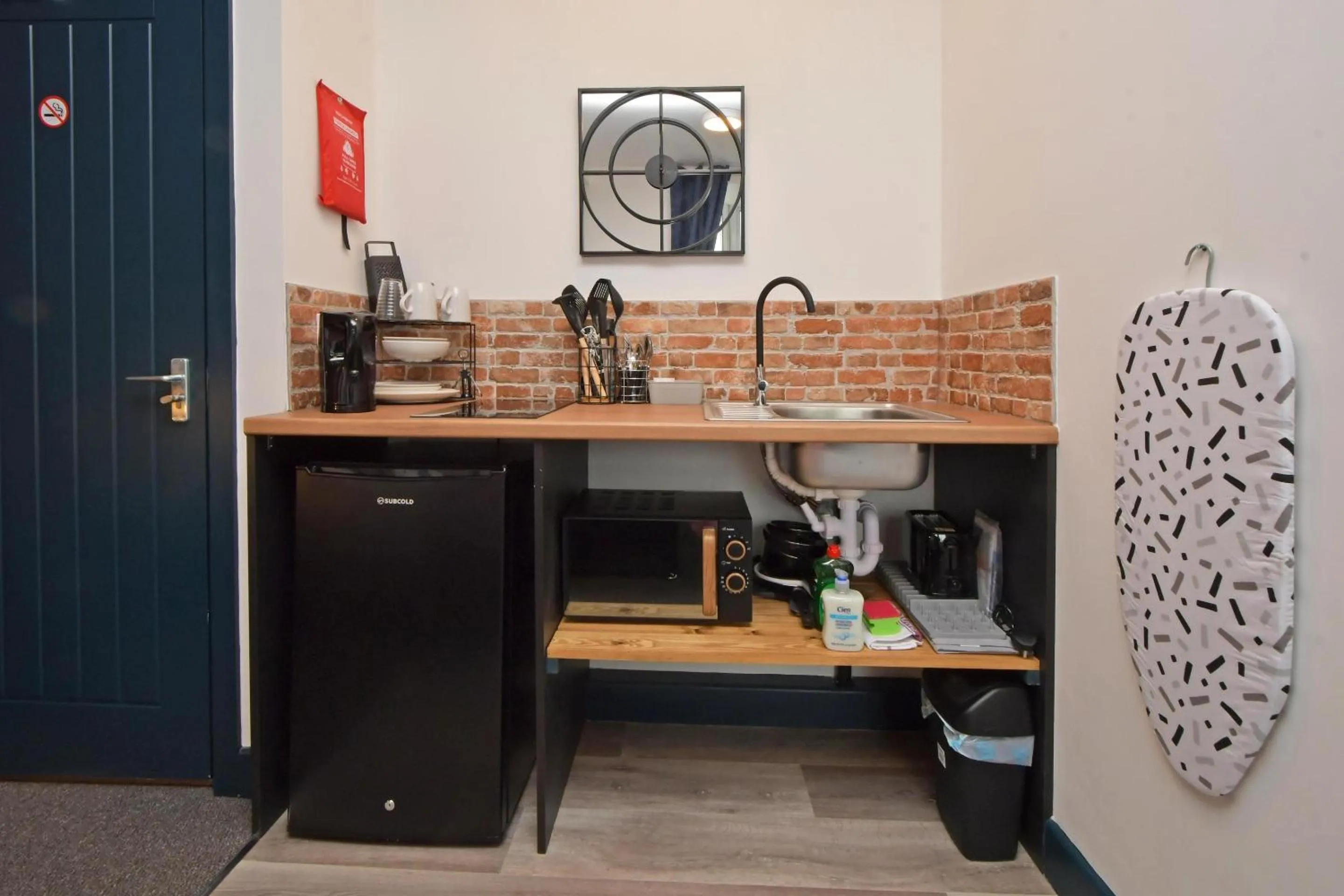 Kitchen or kitchenette in Stay at Shobnall Road Rooms and Studios Burton