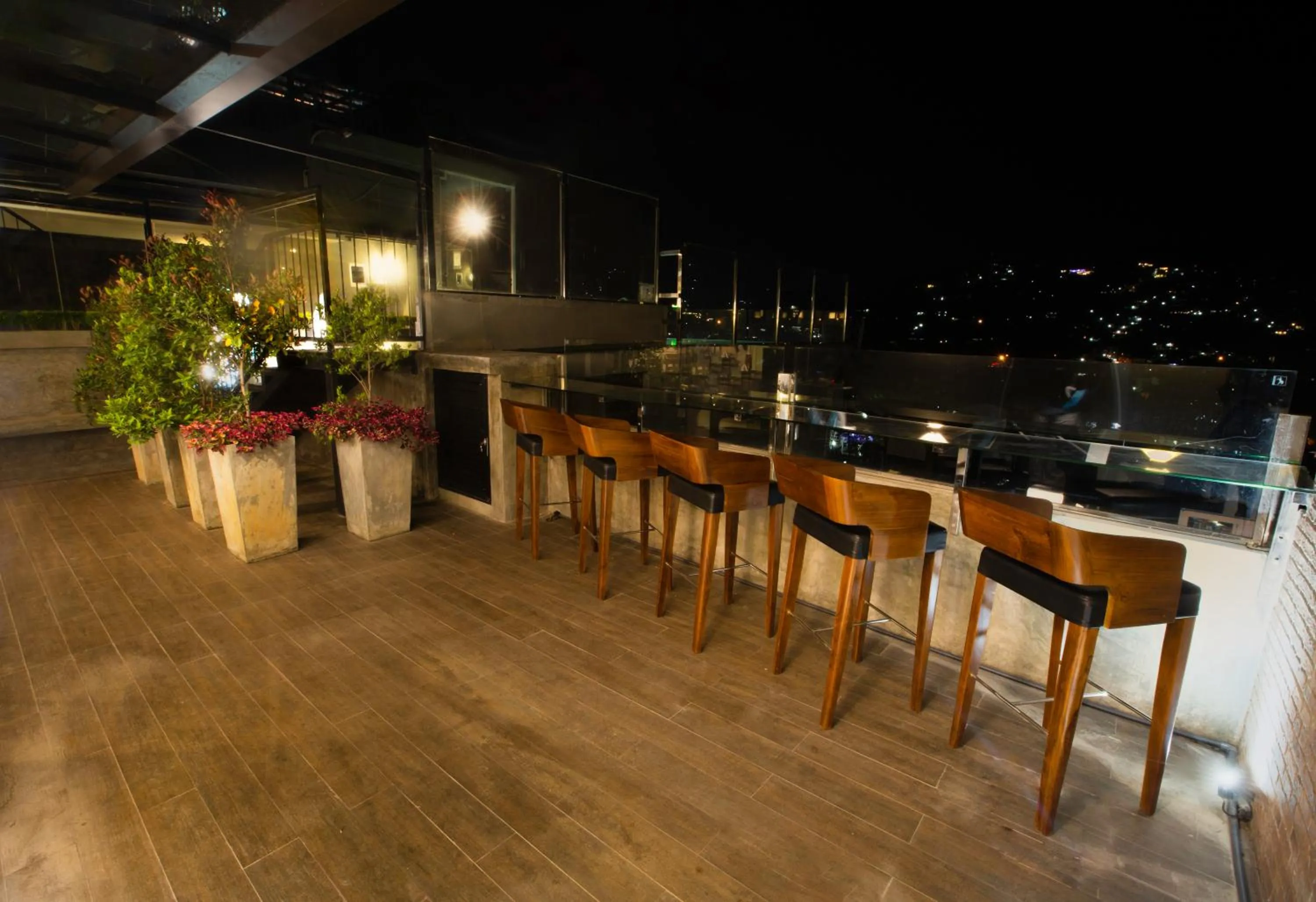 Restaurant/places to eat in Sevana City Hotel