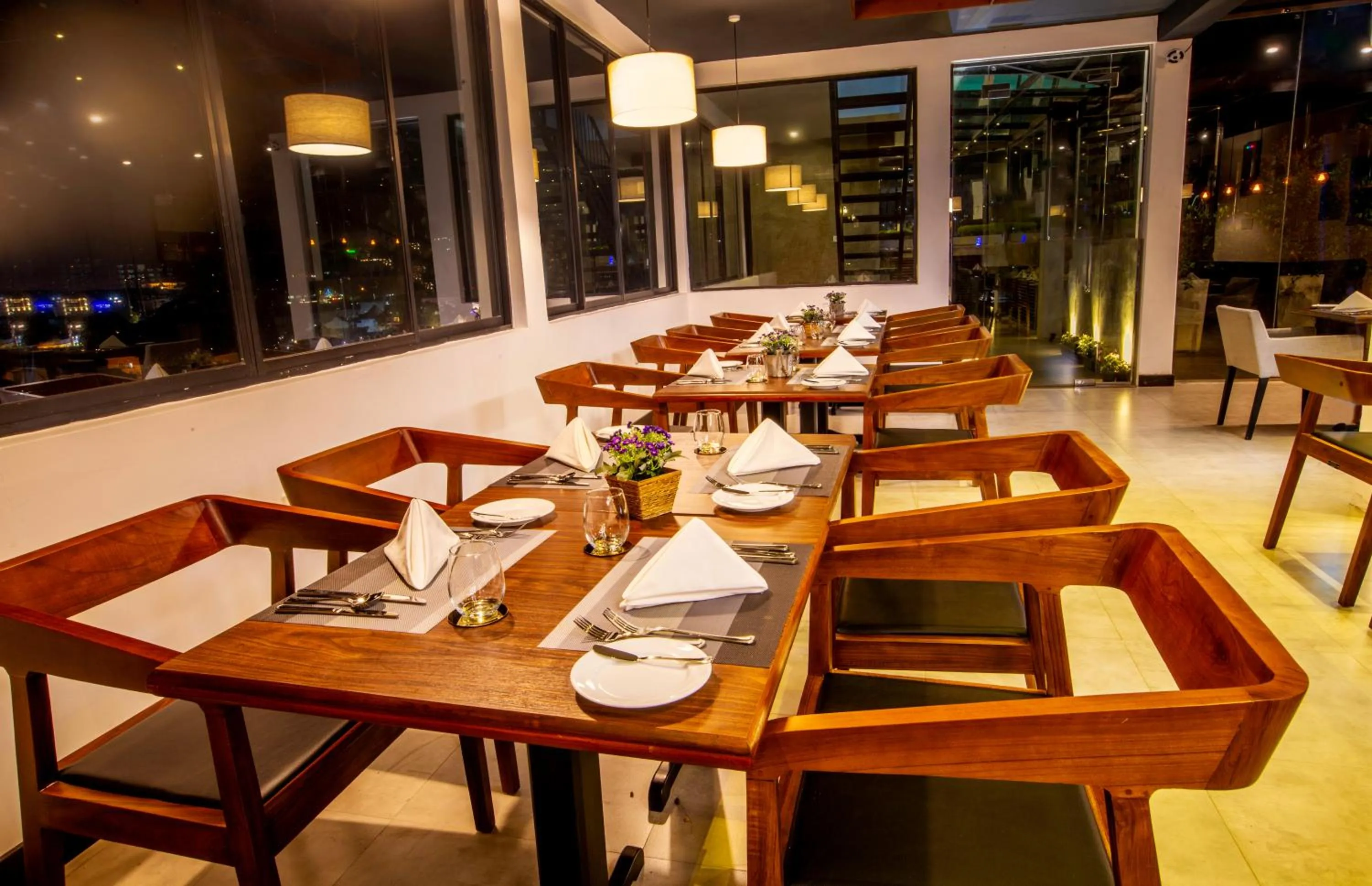 Restaurant/places to eat in Sevana City Hotel