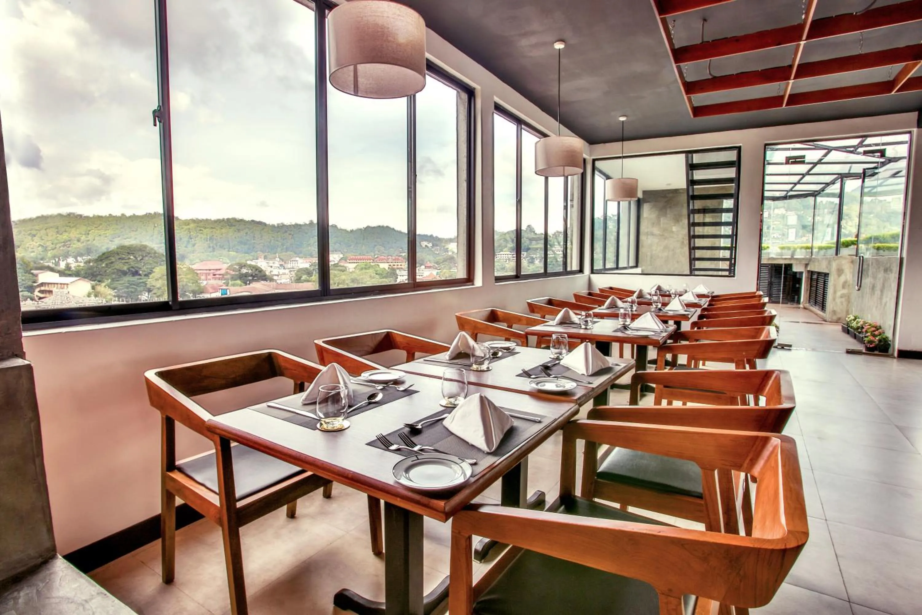 Restaurant/places to eat in Sevana City Hotel