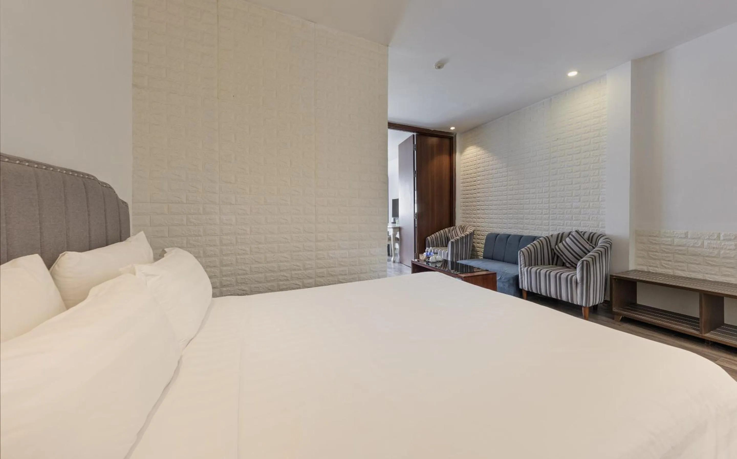 Photo of the whole room, Bed in Collection O Le Grand Hanoi hotel - The Tryst