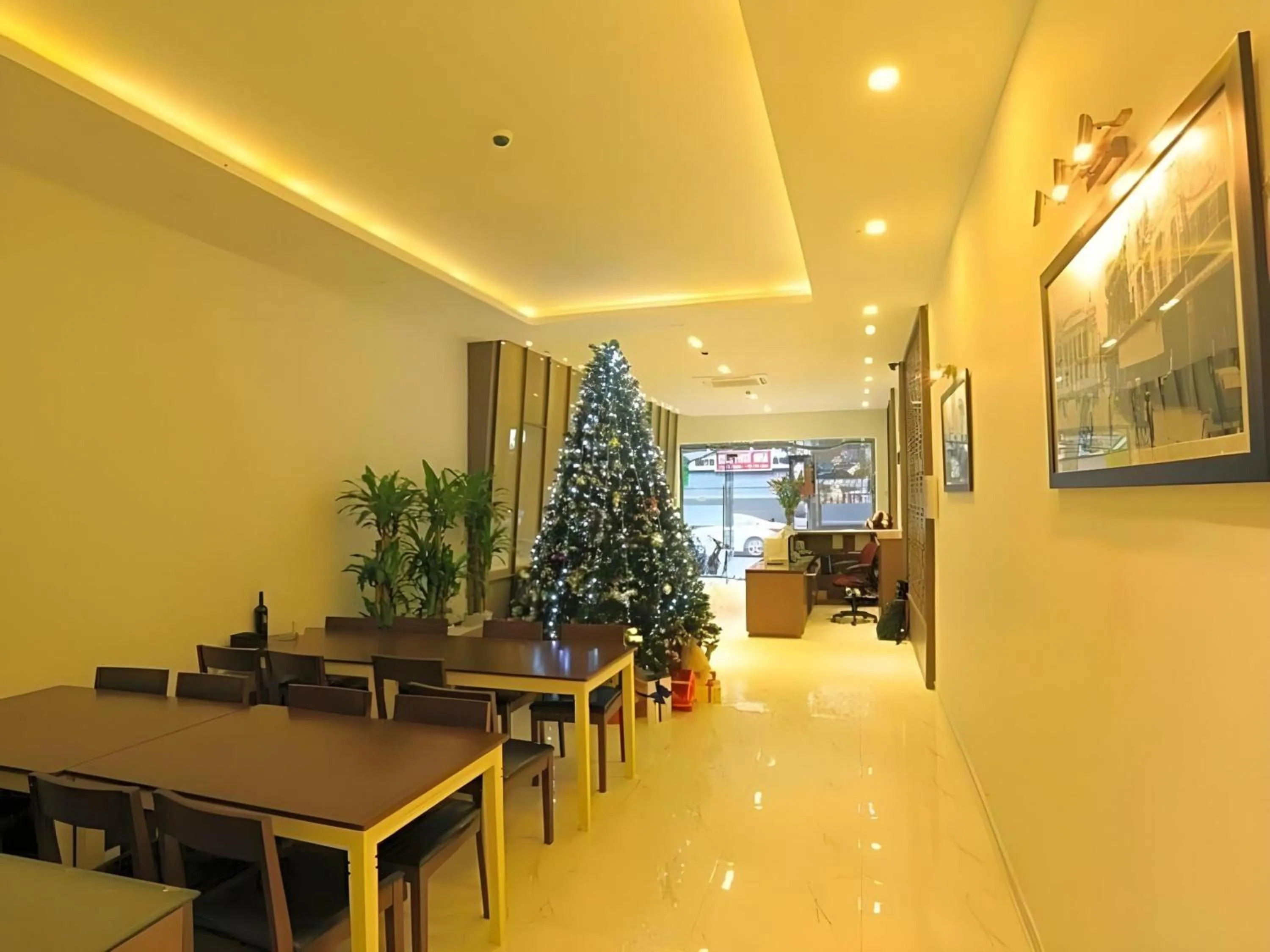 Dining area in Collection O Le Grand Hanoi hotel - The Tryst