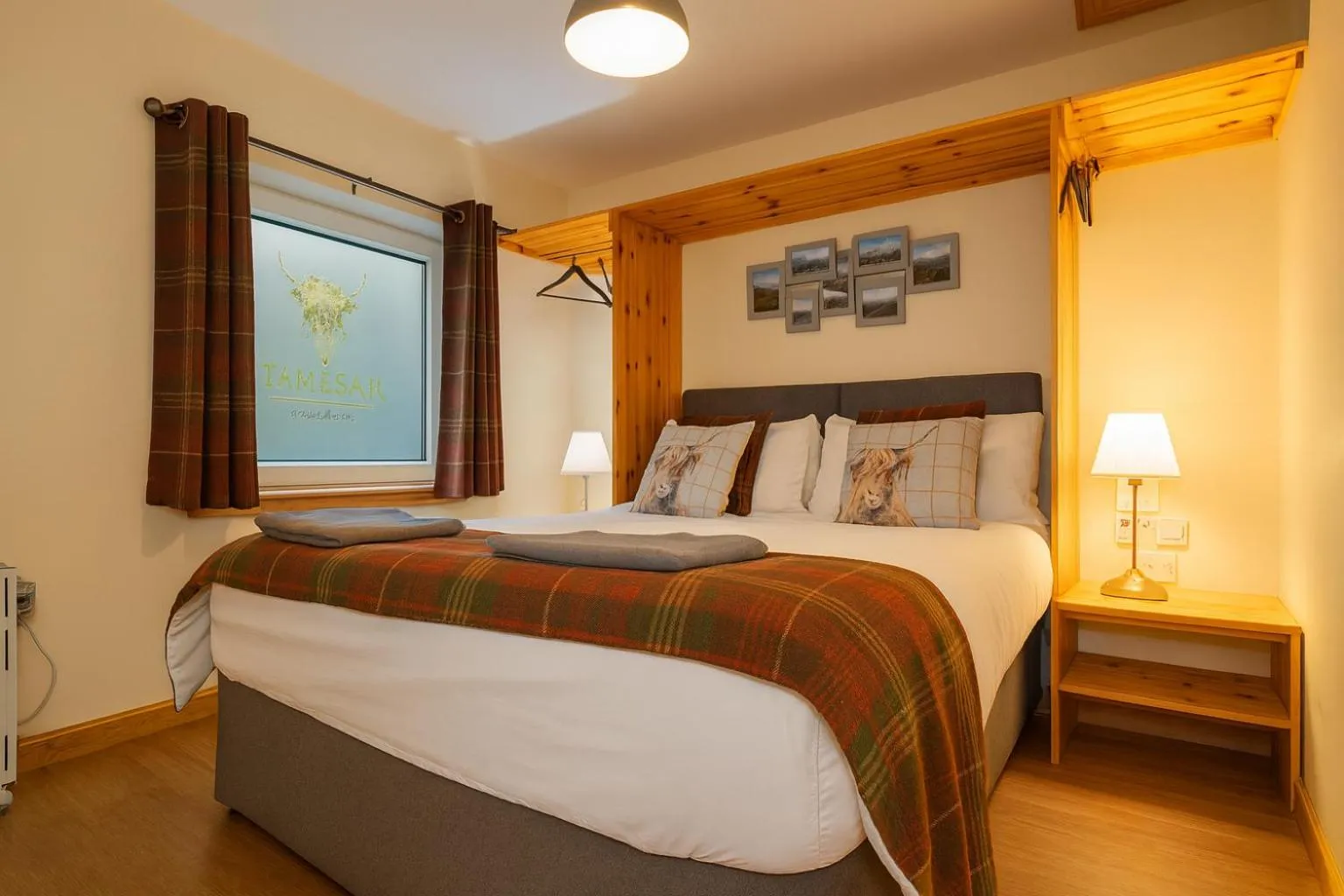 Photo of the whole room, Bed in Tanera