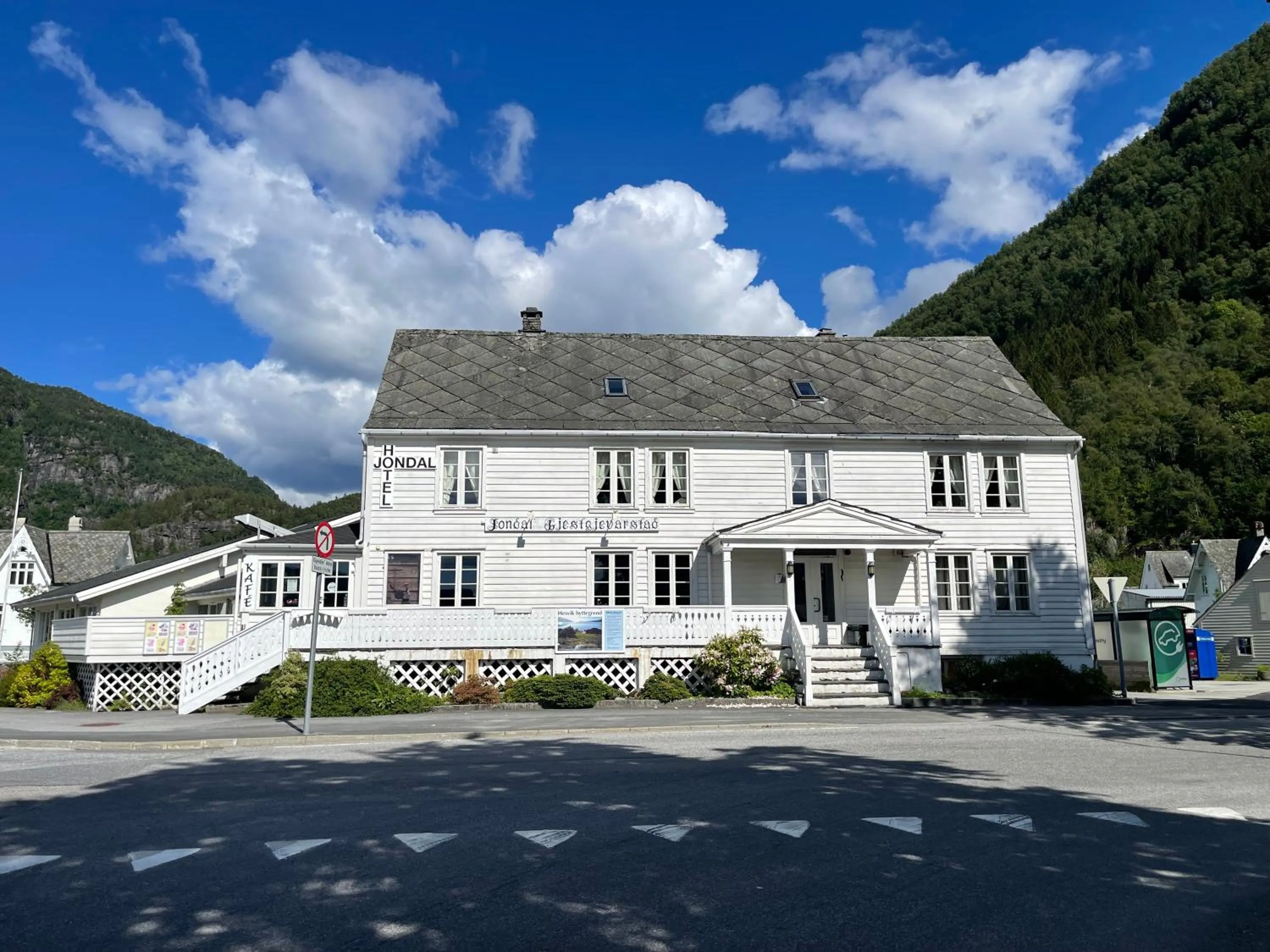 Property building in Jondal Hotel