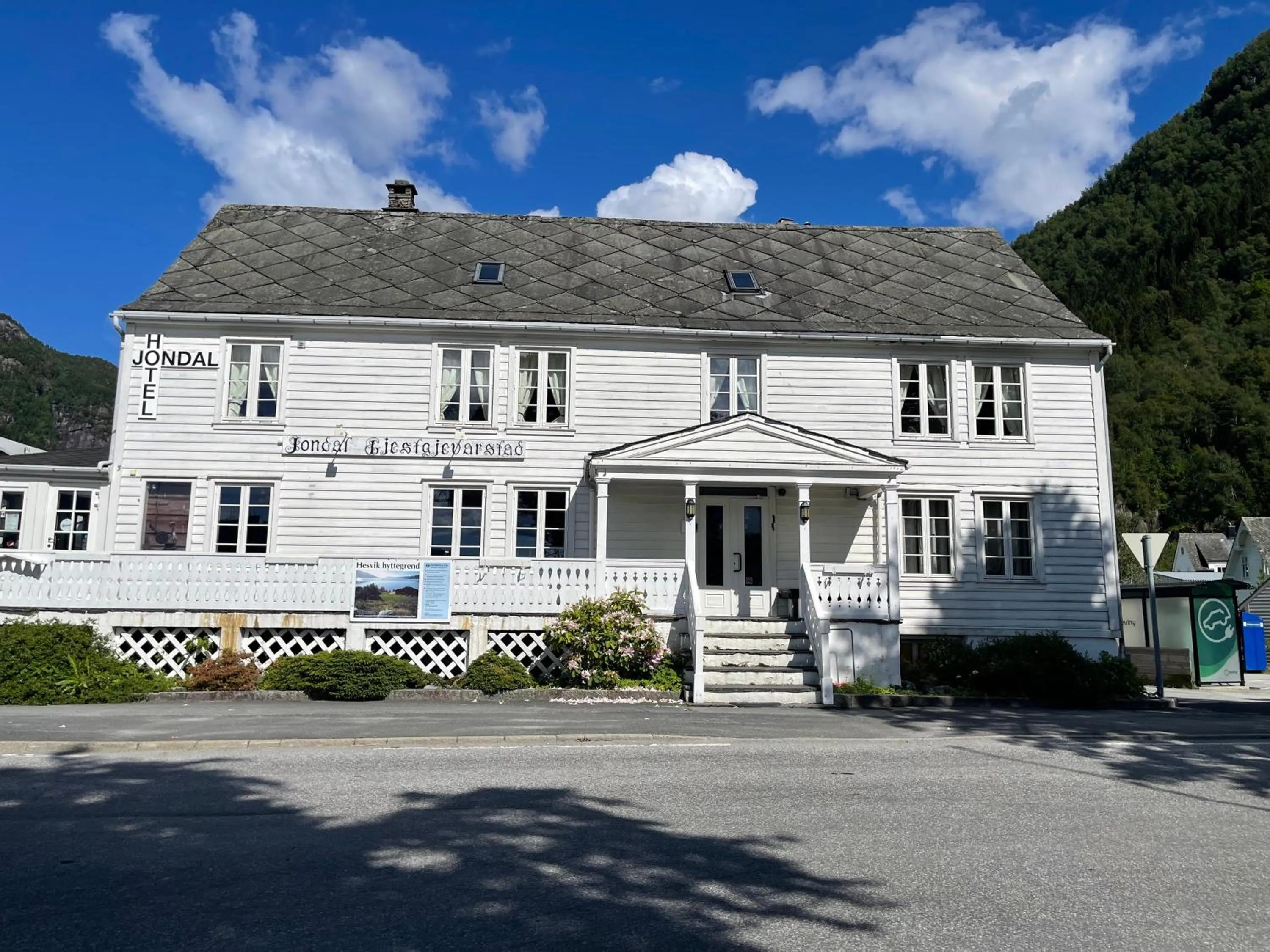 Property building in Jondal Hotel