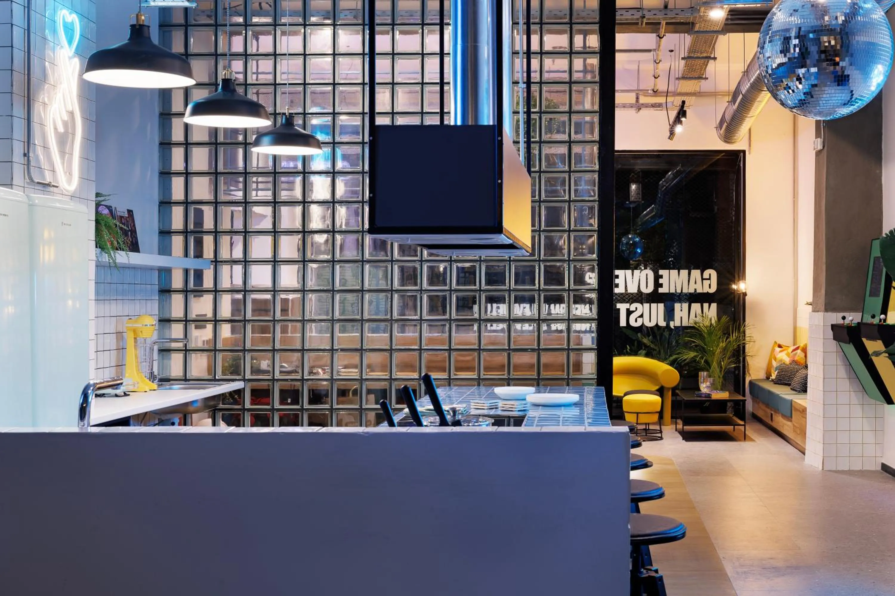 Kitchen or kitchenette in Retroverse Hostel