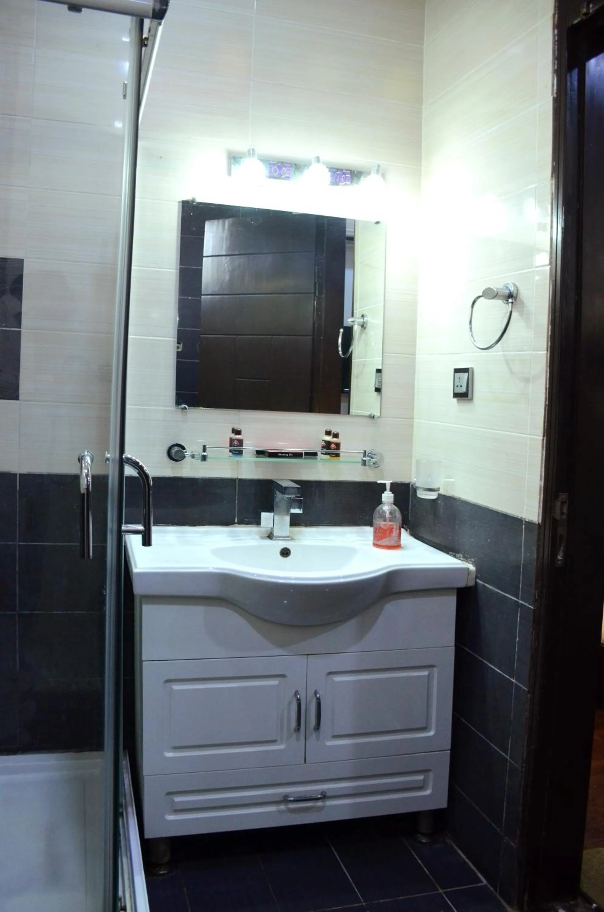 Shower in Gofas Lodge