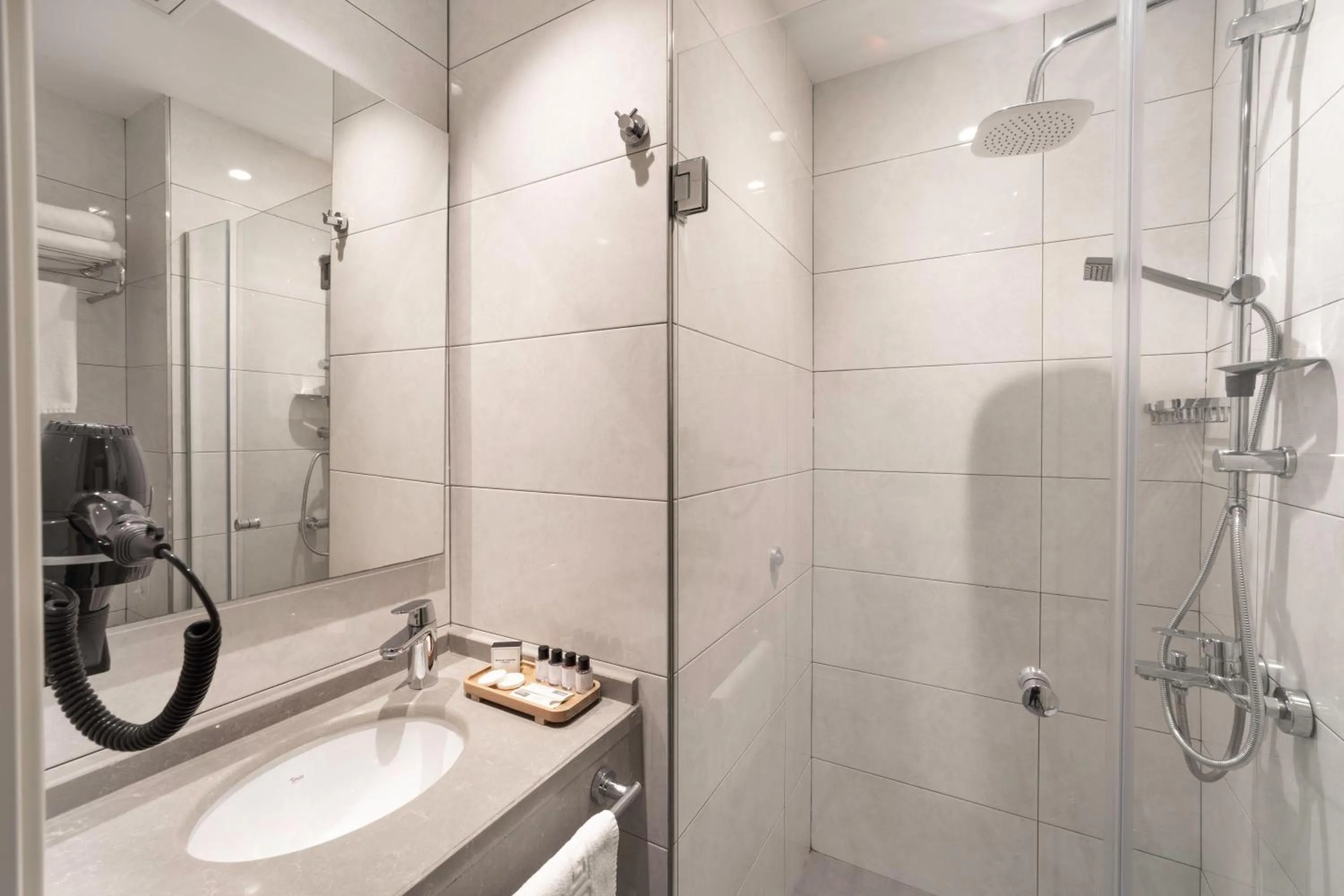 Bathroom in Ess Hotel