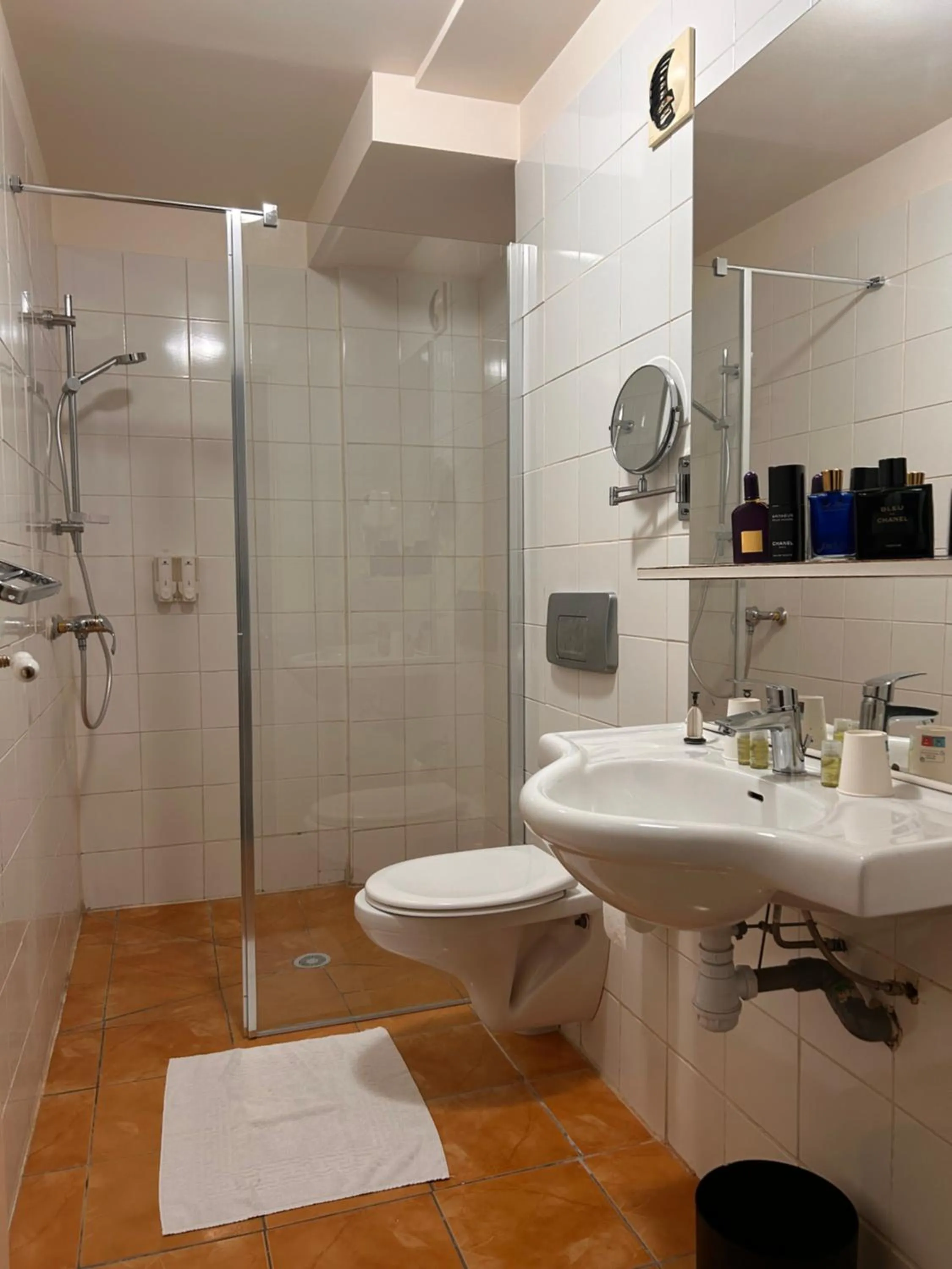 Bathroom in Hotel Grand Paris