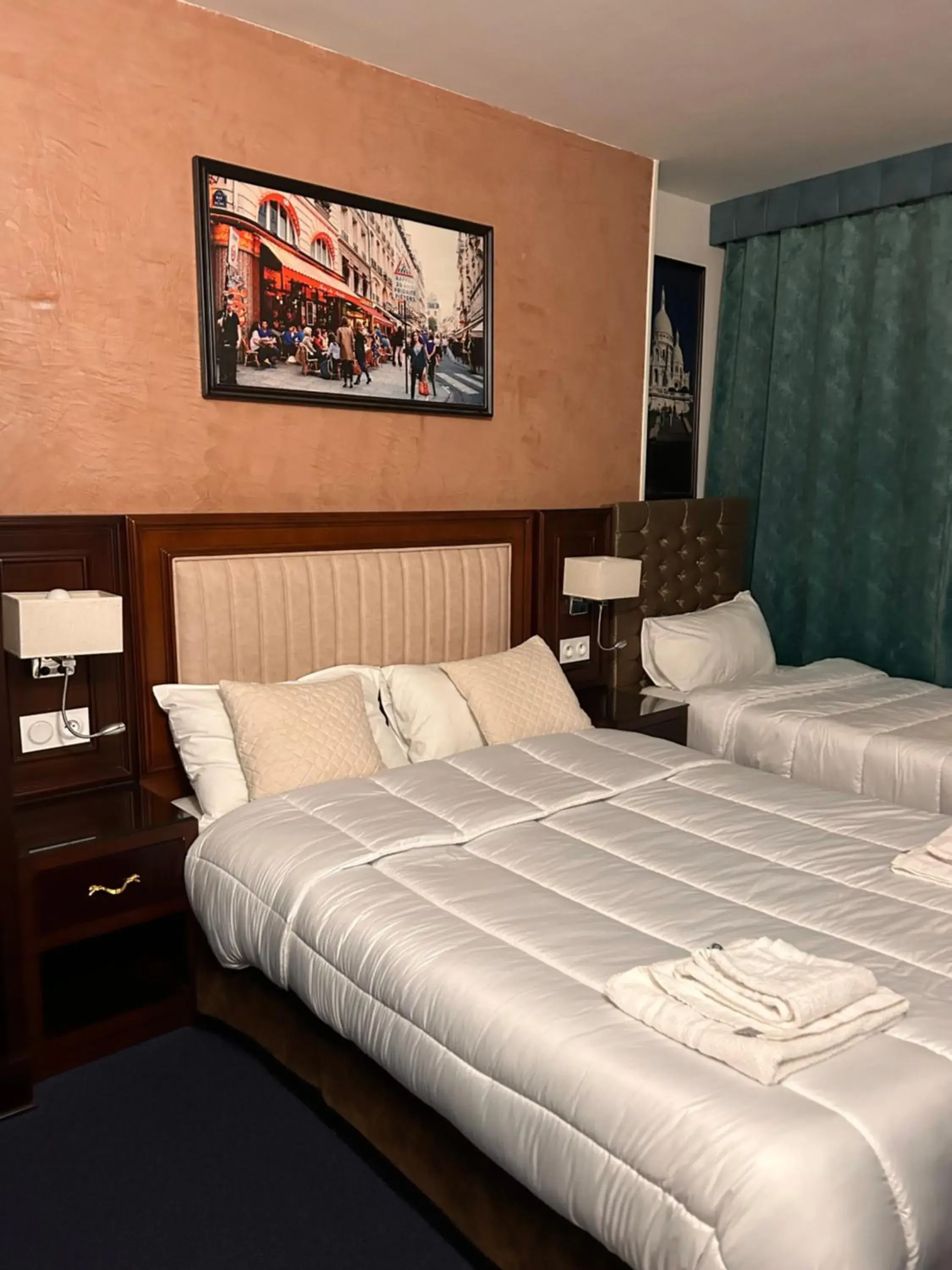 Triple Room in Hotel Grand Paris Triple Room in Hotel Grand Paris