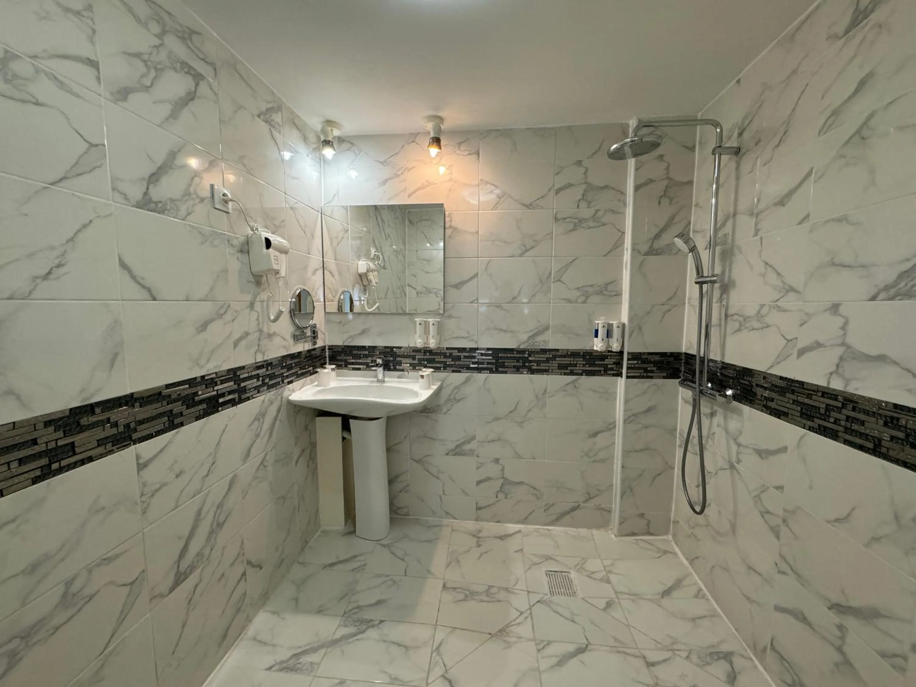 Shower in Hotel Grand Paris