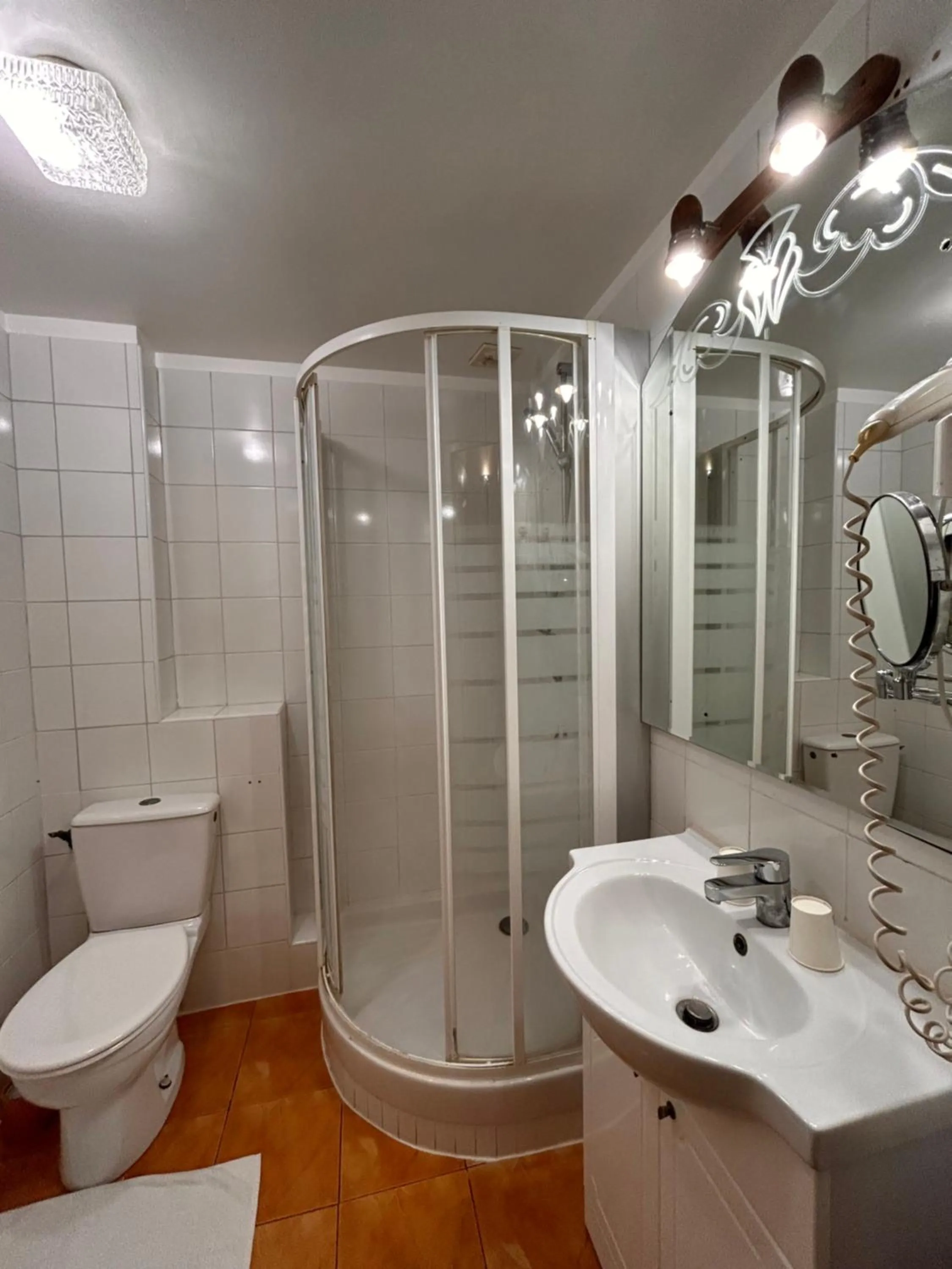 Shower in Hotel Grand Paris