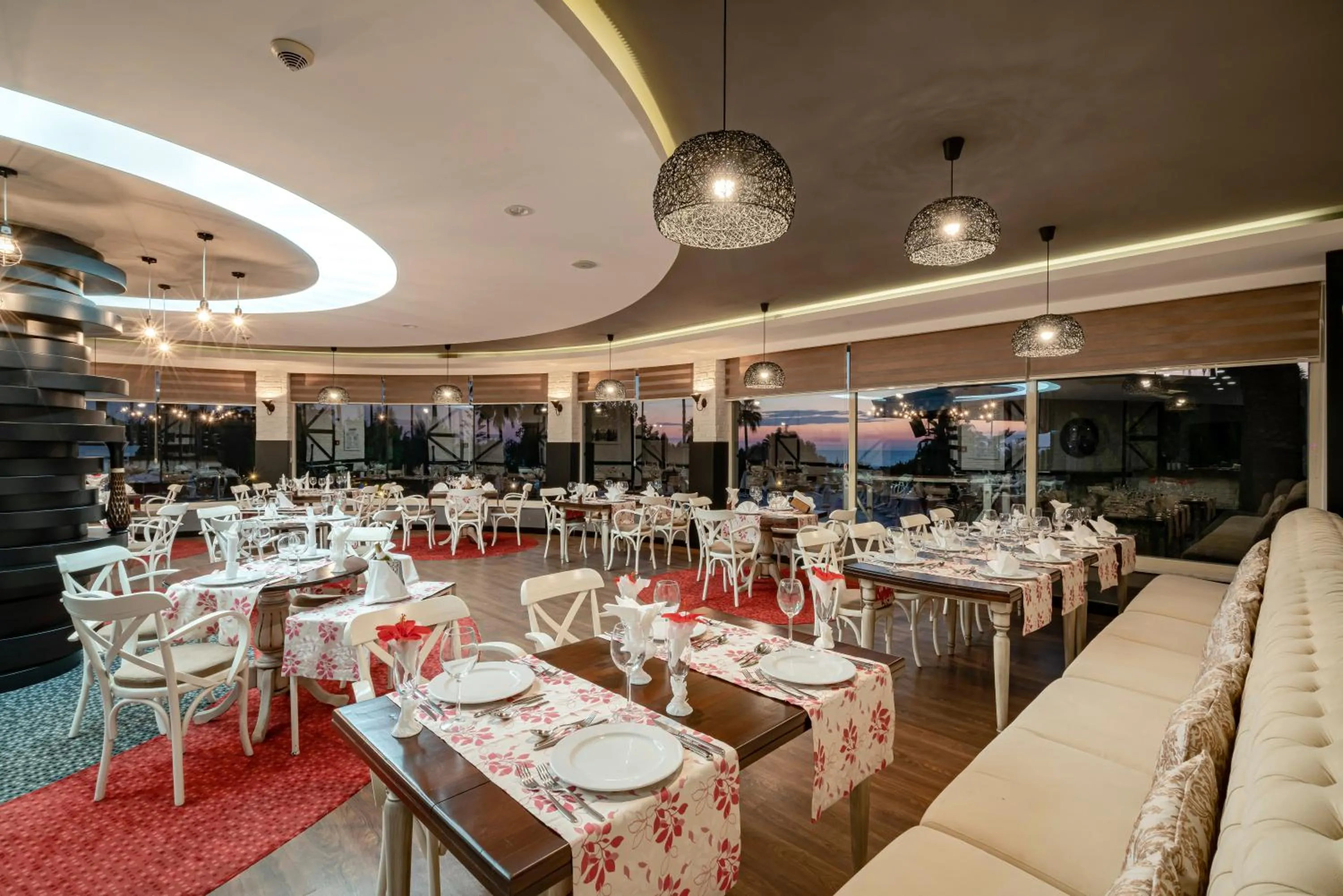 Restaurant/places to eat in Iz Flower Side Beach Hotel