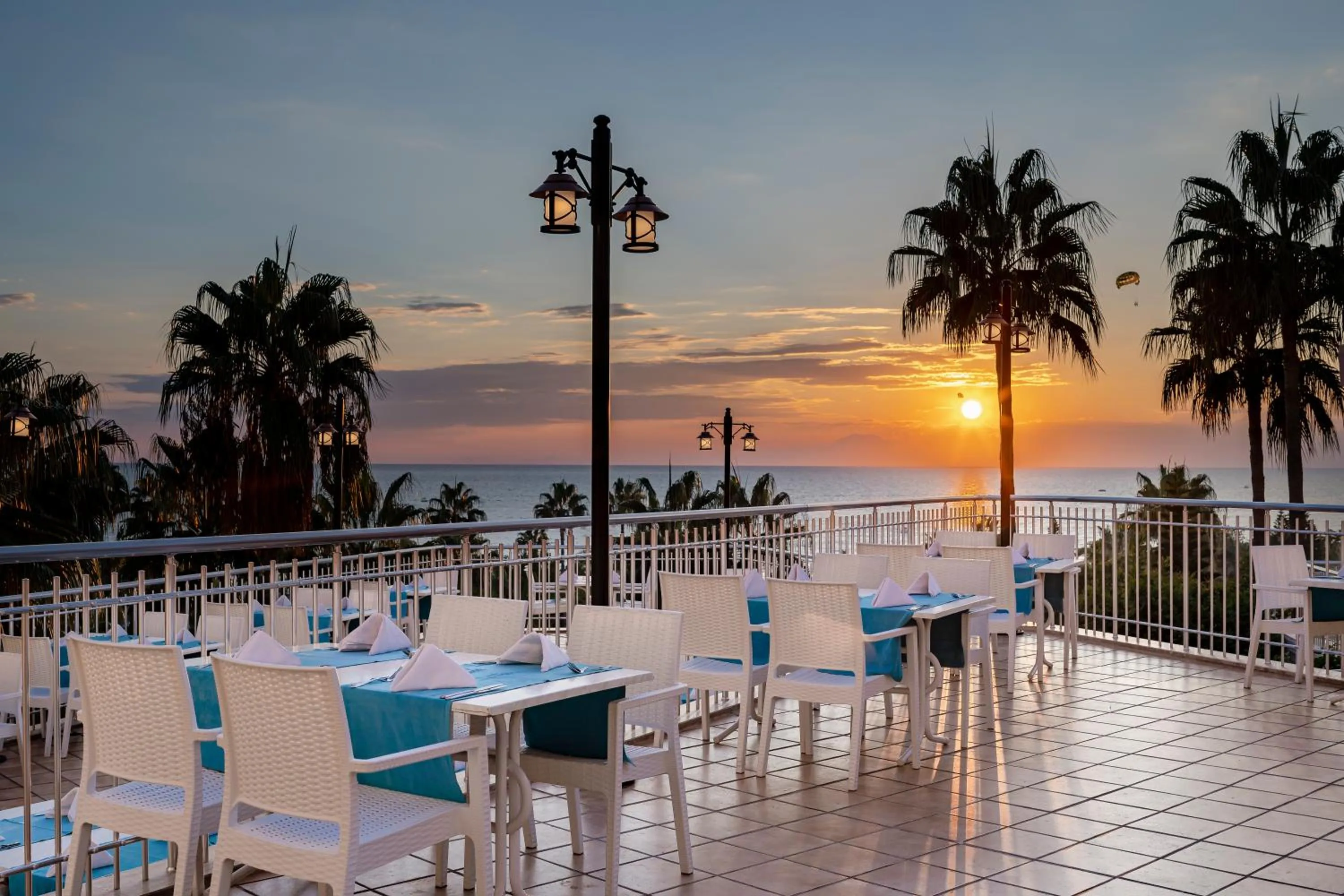 Restaurant/places to eat in Iz Flower Side Beach Hotel