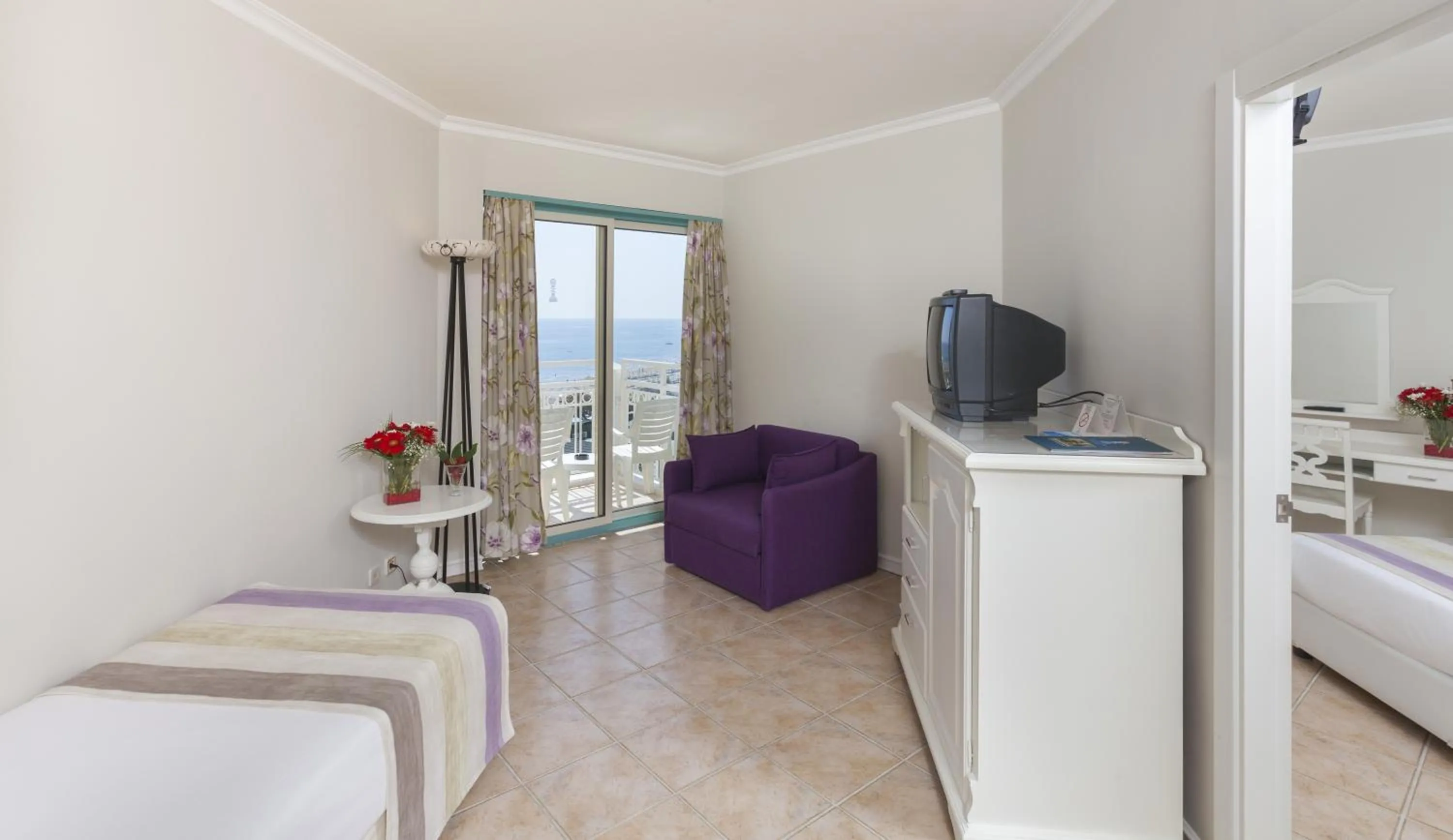 Photo of the whole room, Bed in Iz Flower Side Beach Hotel