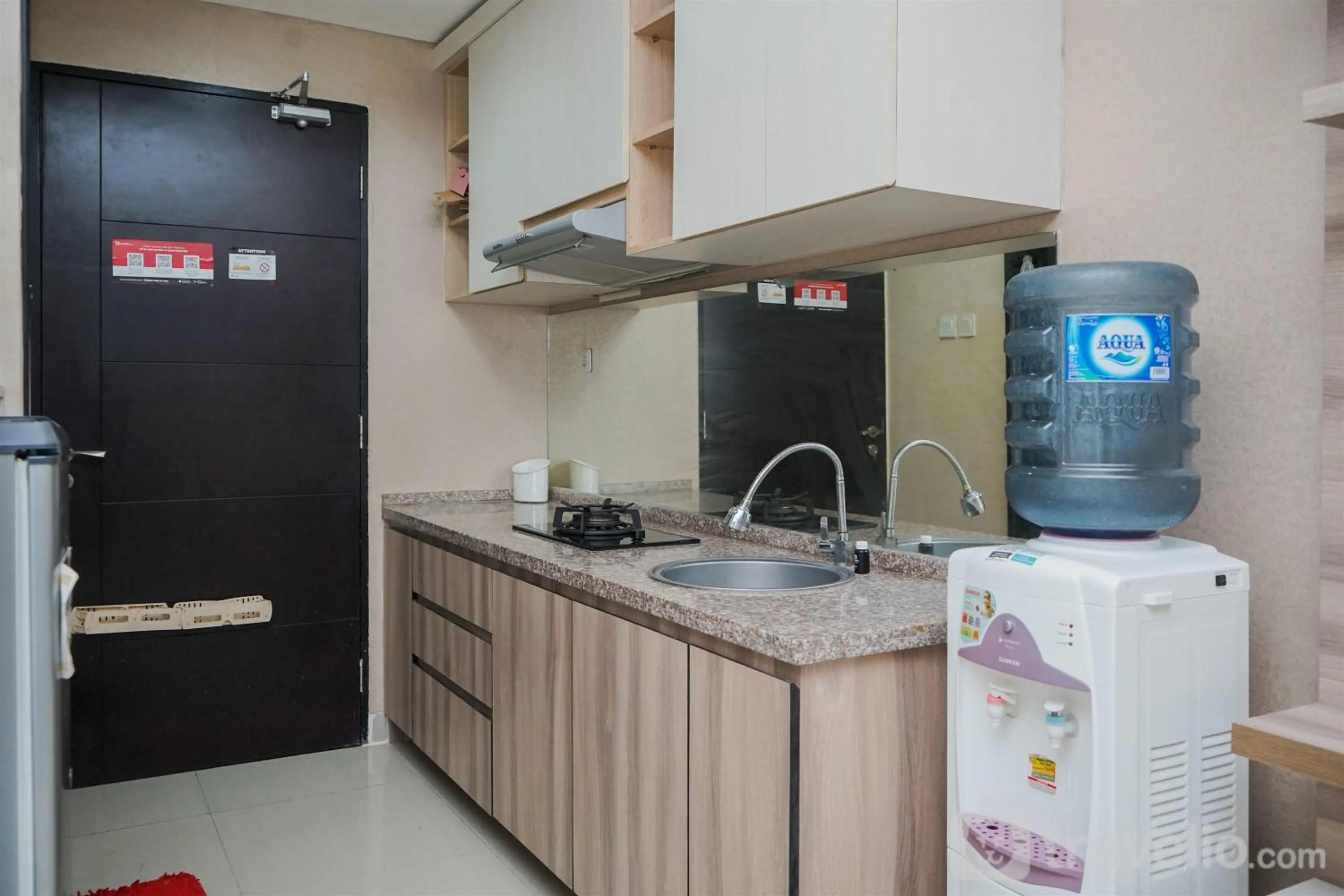 Kitchen or kitchenette in Cozy Stay Studio at Paramount Skyline Apartment By Travelio