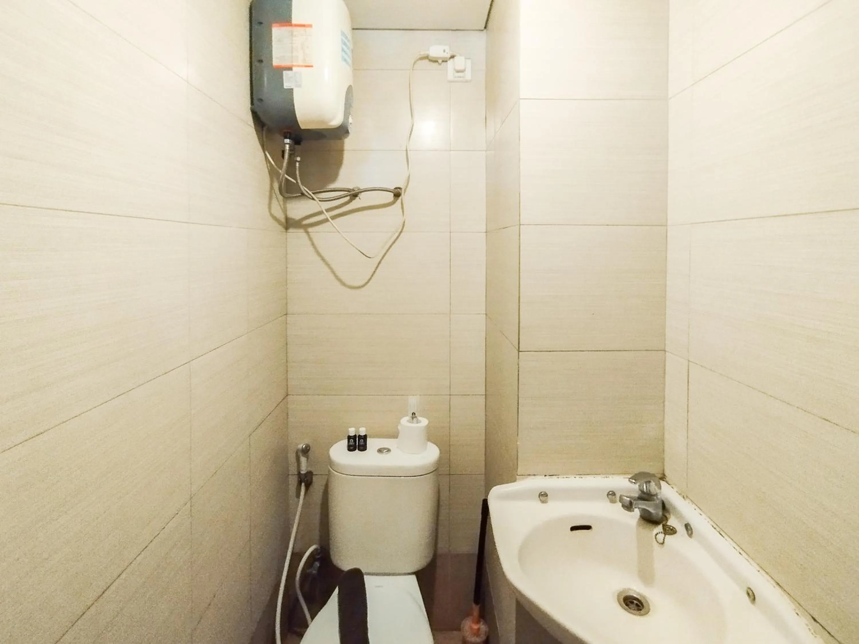 Spacious Chic Studio Room Apartment at Gateway Pasteur By Travelio