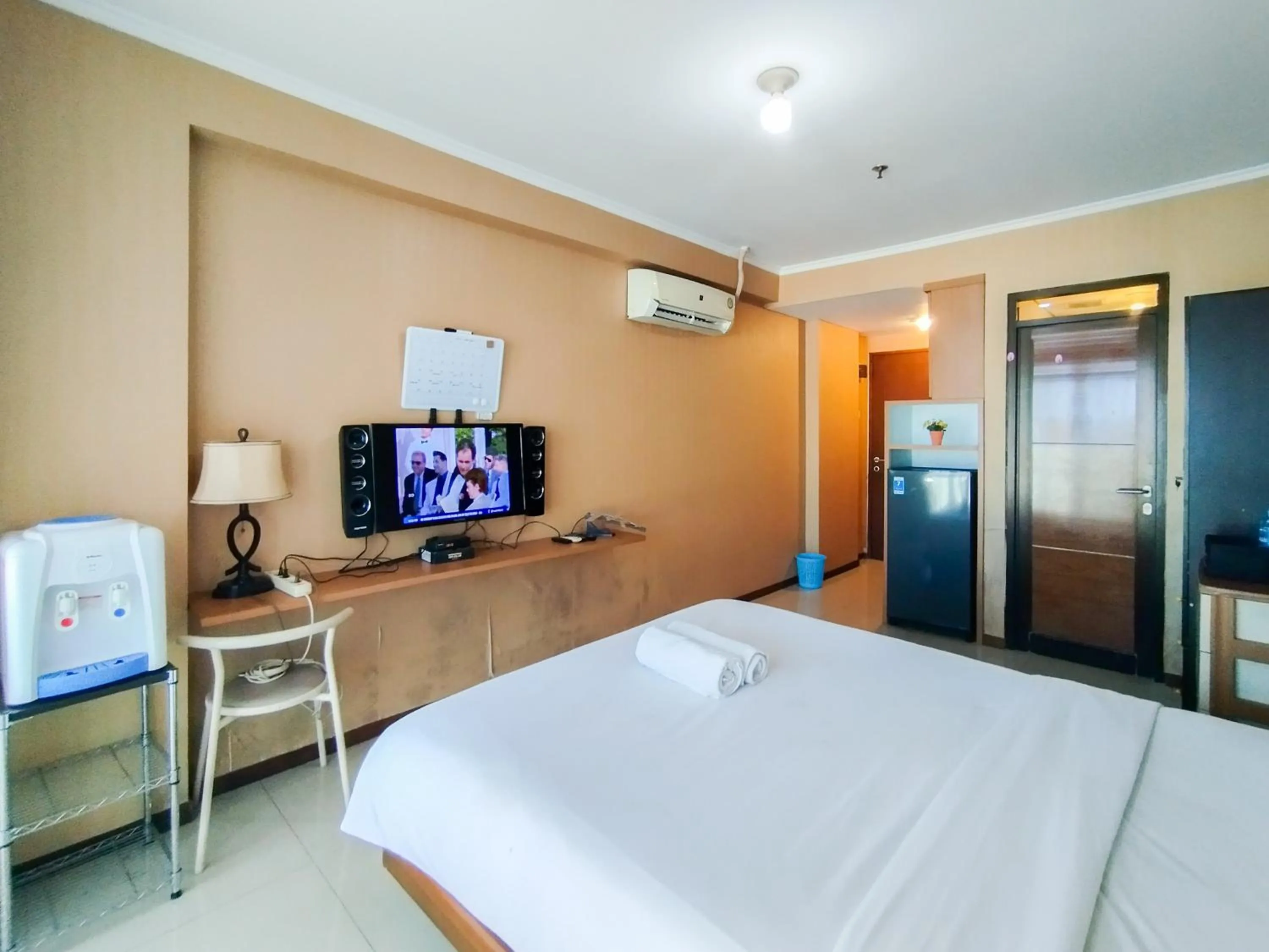 Bed in Spacious Chic Studio Room Apartment at Gateway Pasteur By Travelio