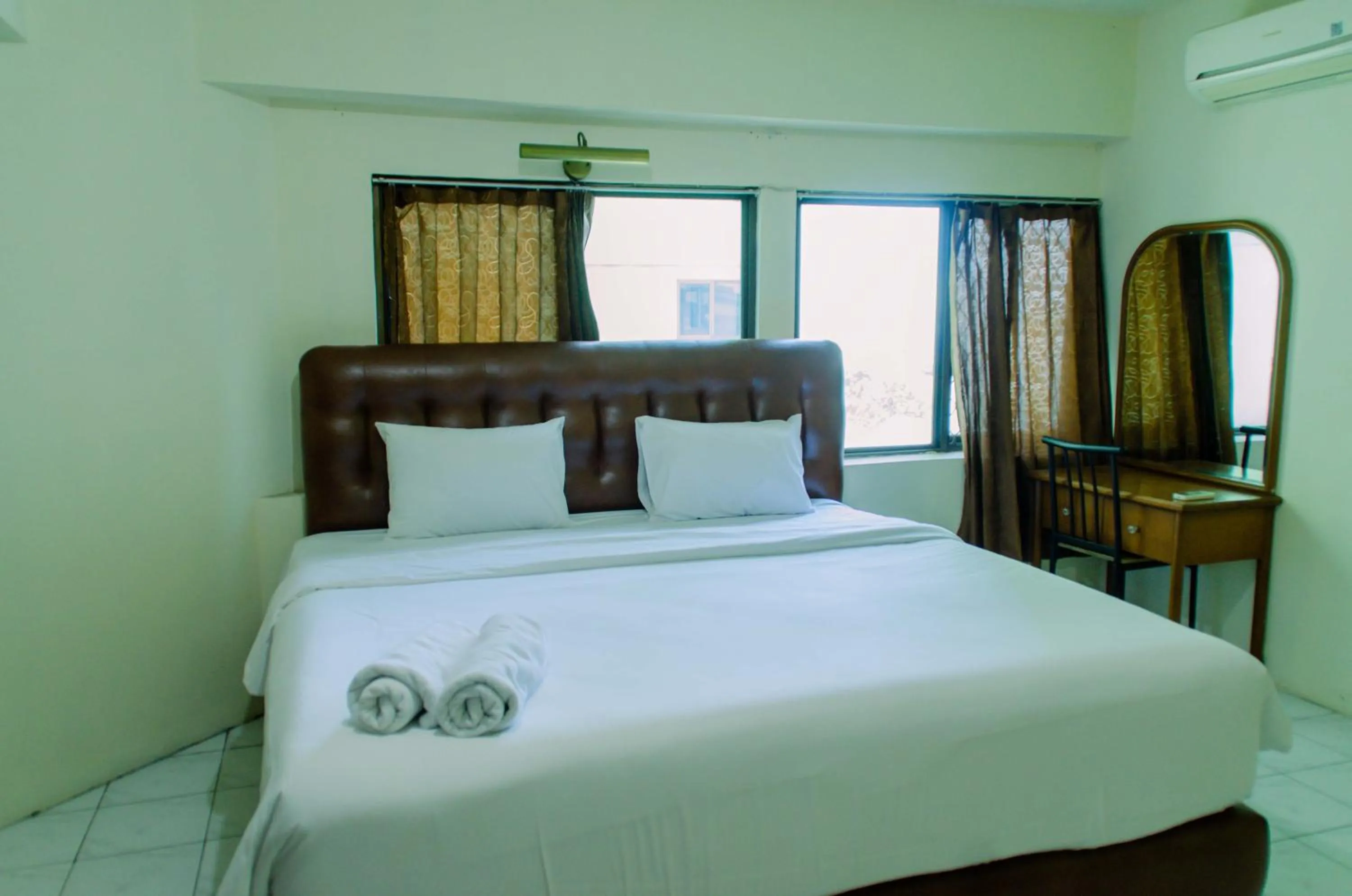 Bedroom, Bed in Spacious and Homey 3BR at Kondominium Rajawali Apartment By Travelio