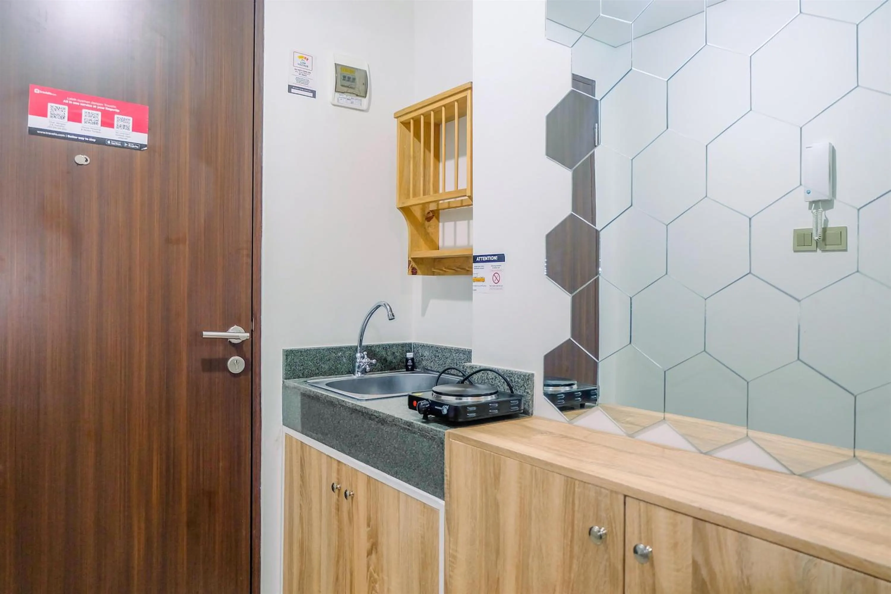 Kitchen or kitchenette in Simply and Homey Studio Transpark Cibubur Apartment By Travelio