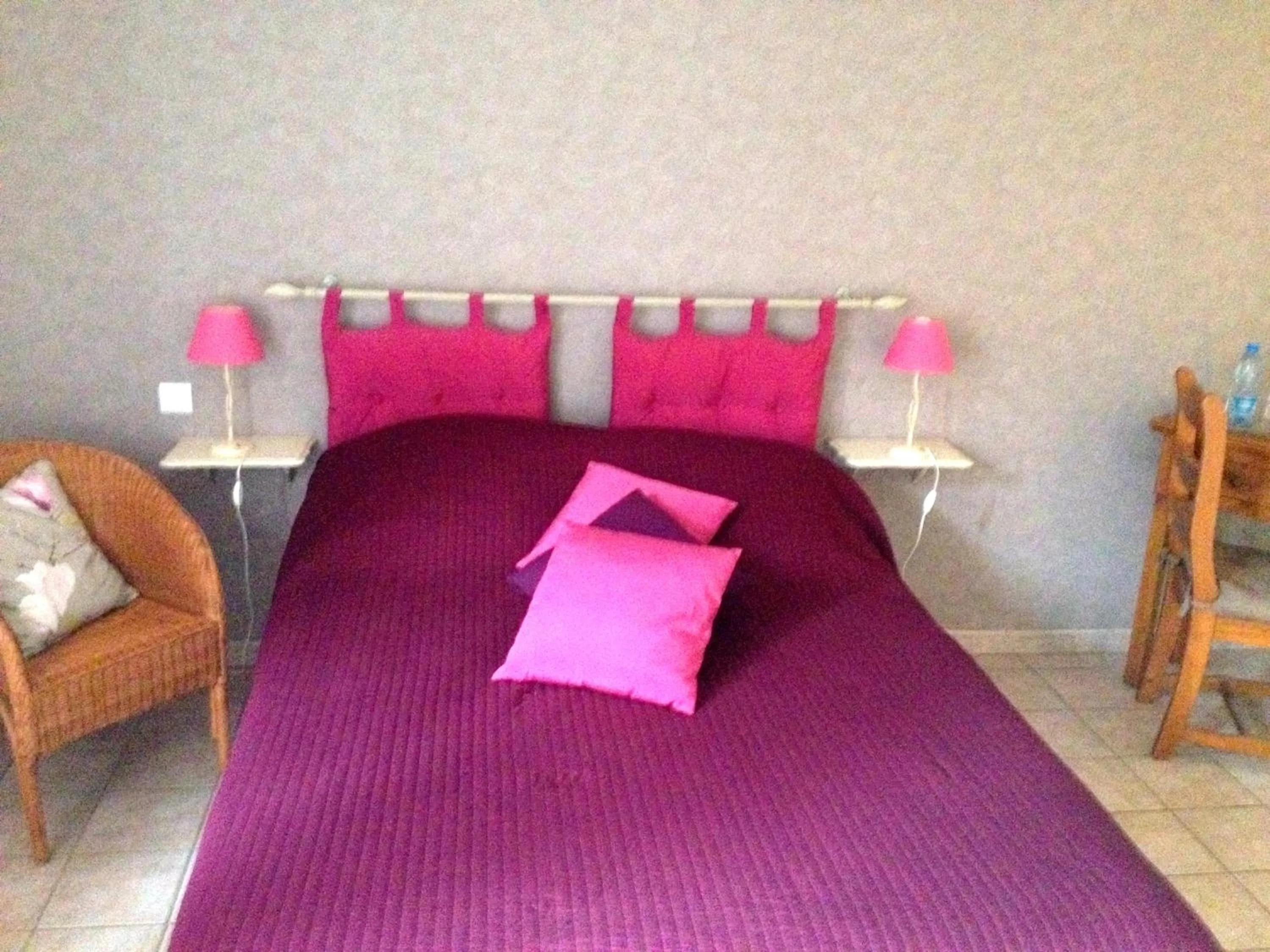 Photo of the whole room, Bed in Au repos du roi