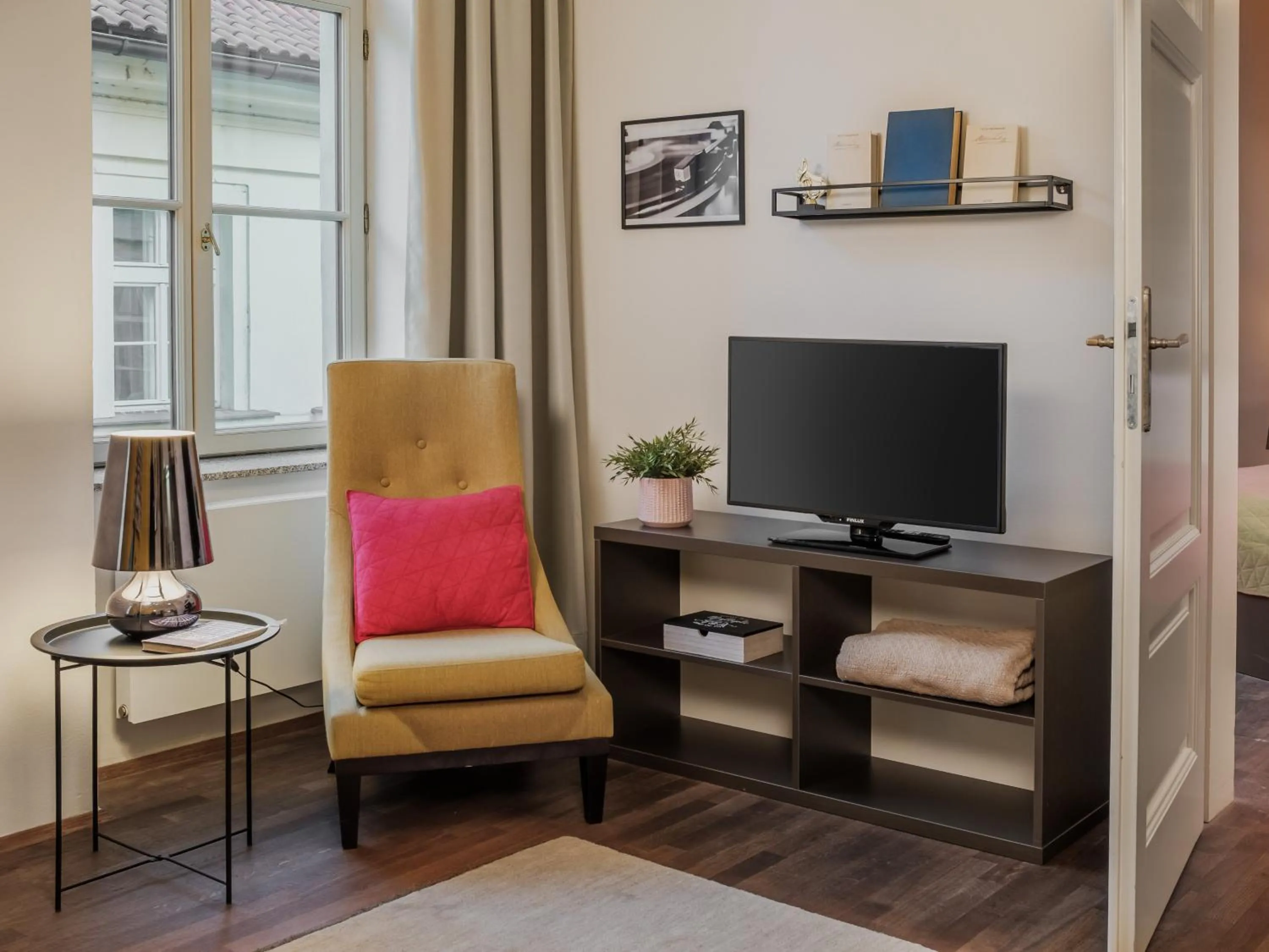 Living room in 4 Arts Apartments by Adrez