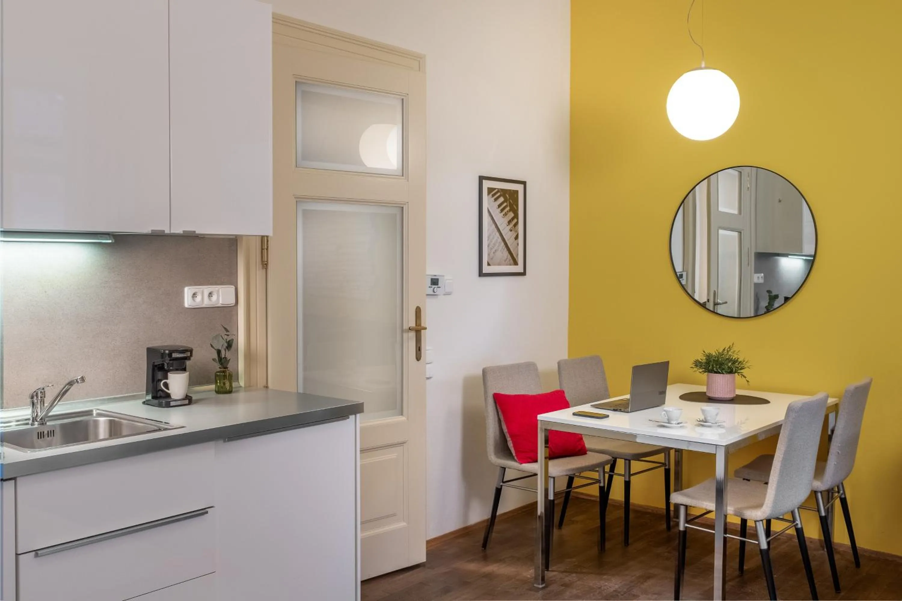 Kitchen or kitchenette in 4 Arts Apartments by Adrez