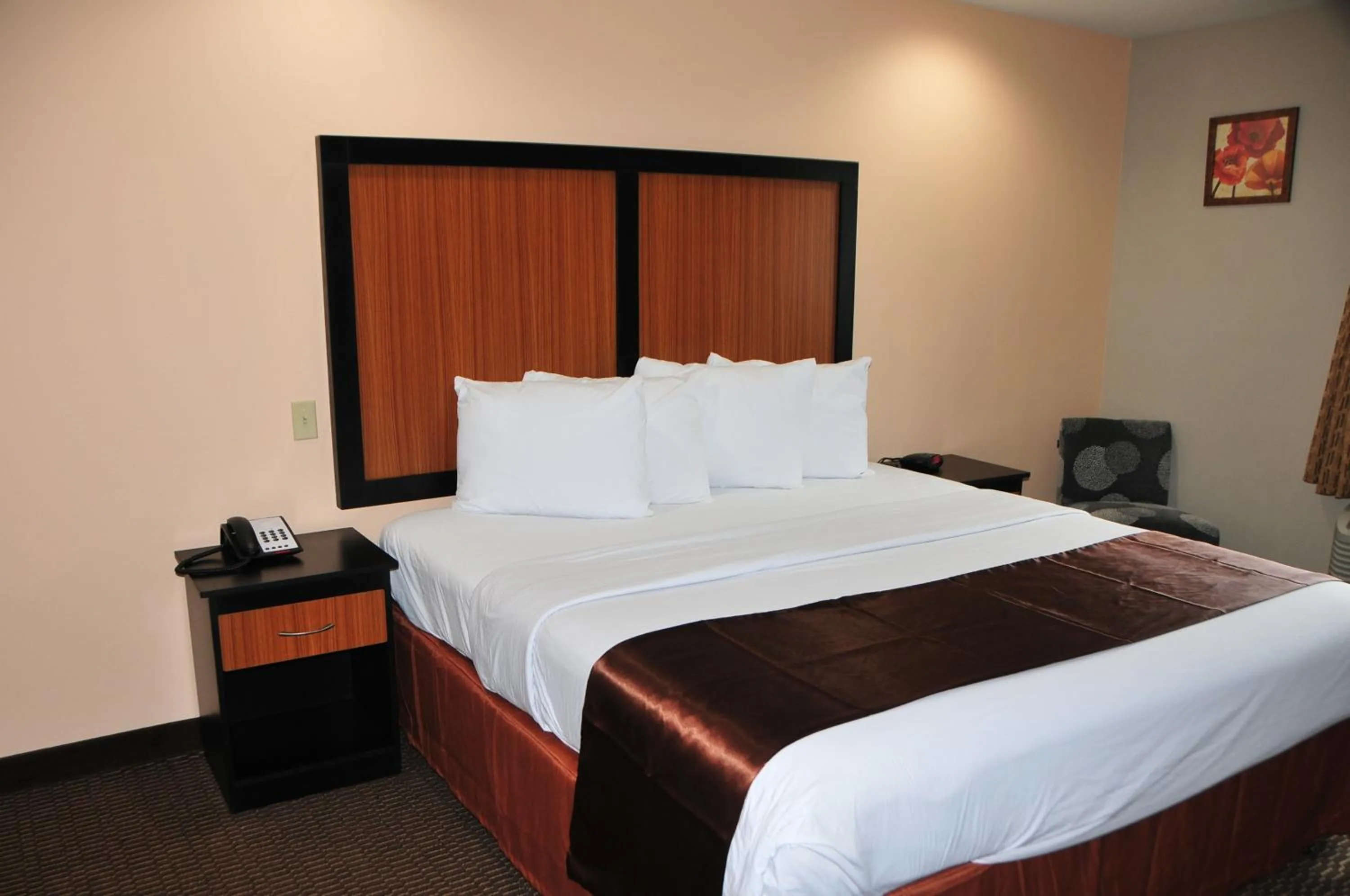 Bed in Paradise Inn & Suites