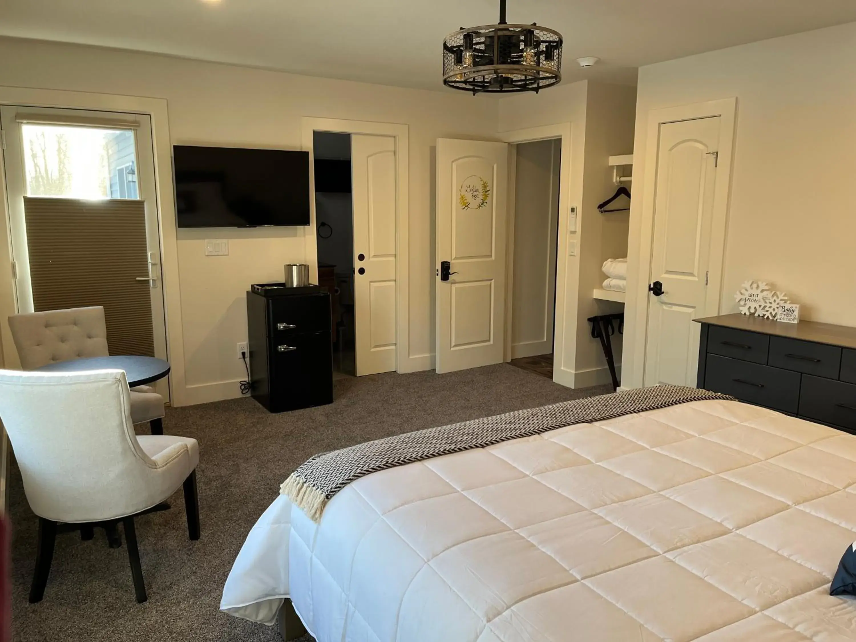 King Room with Balcony in Four Seasons For Fun Bed & Breakfast King Room with Balcony in Four Seasons For Fun Bed & Breakfast