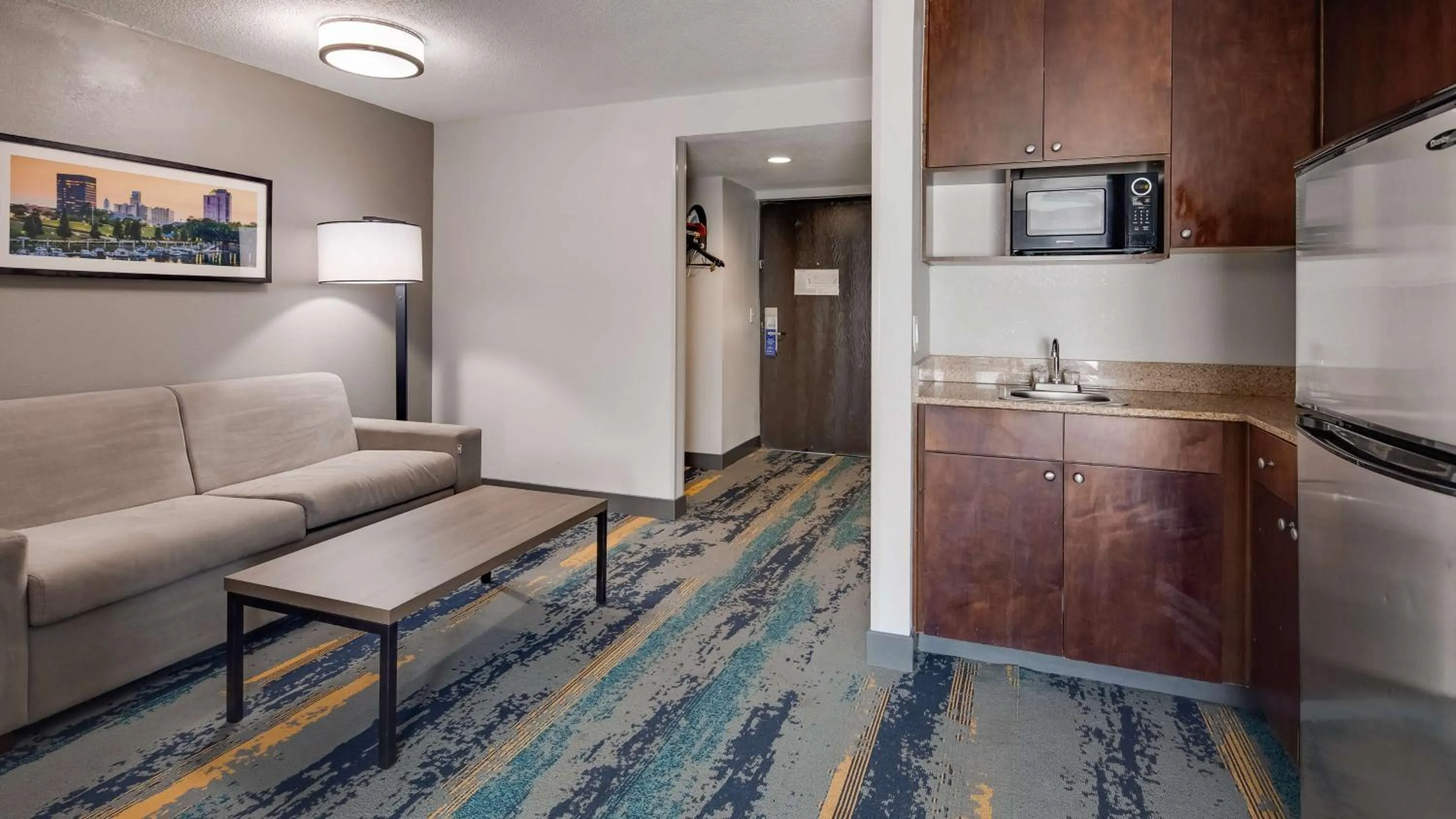 Living room, Kitchen/Kitchenette in Best Western Plus Augusta North Inn & Suites