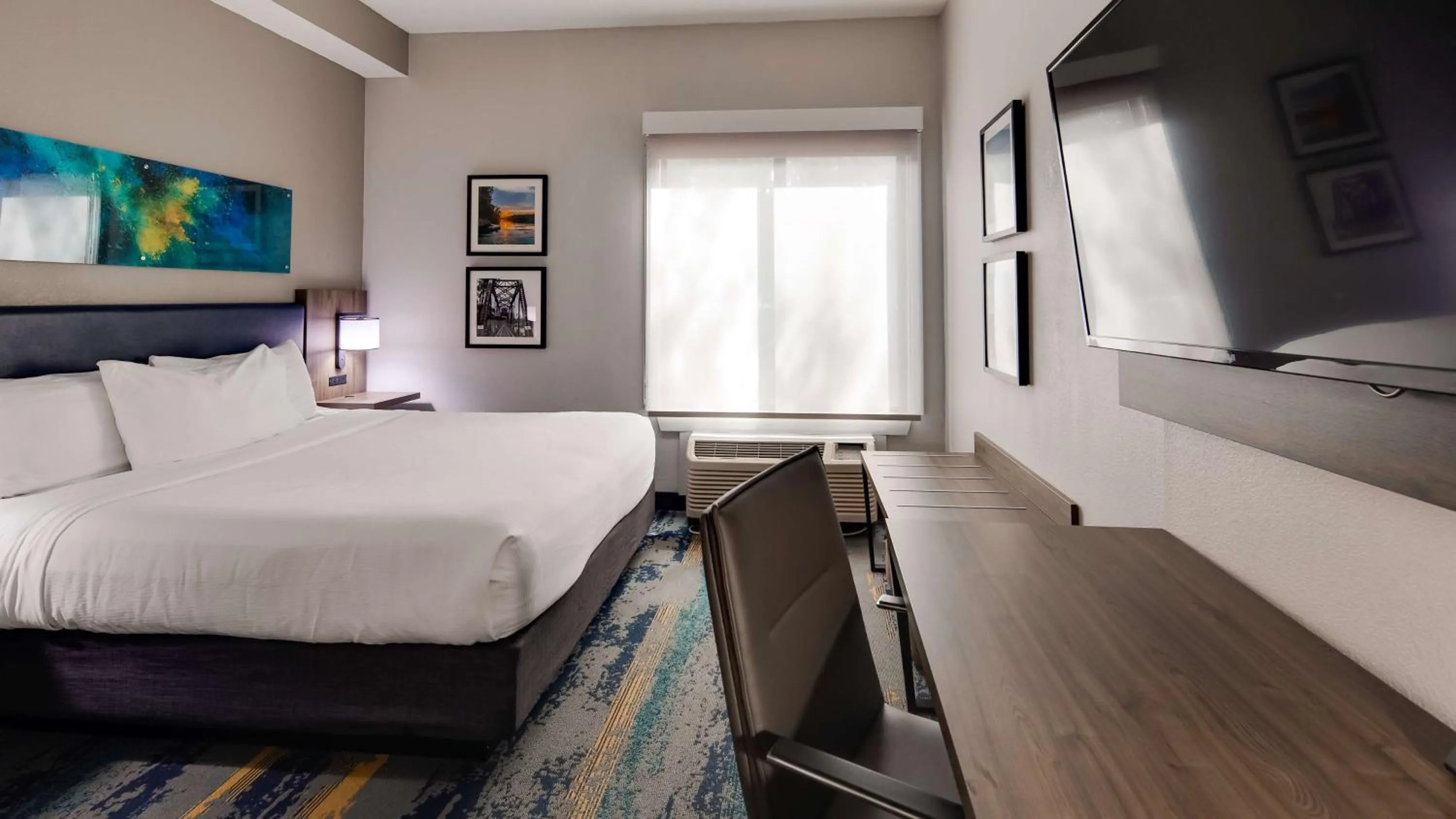 Photo of the whole room, TV/Entertainment Center in Best Western Plus Augusta North Inn & Suites