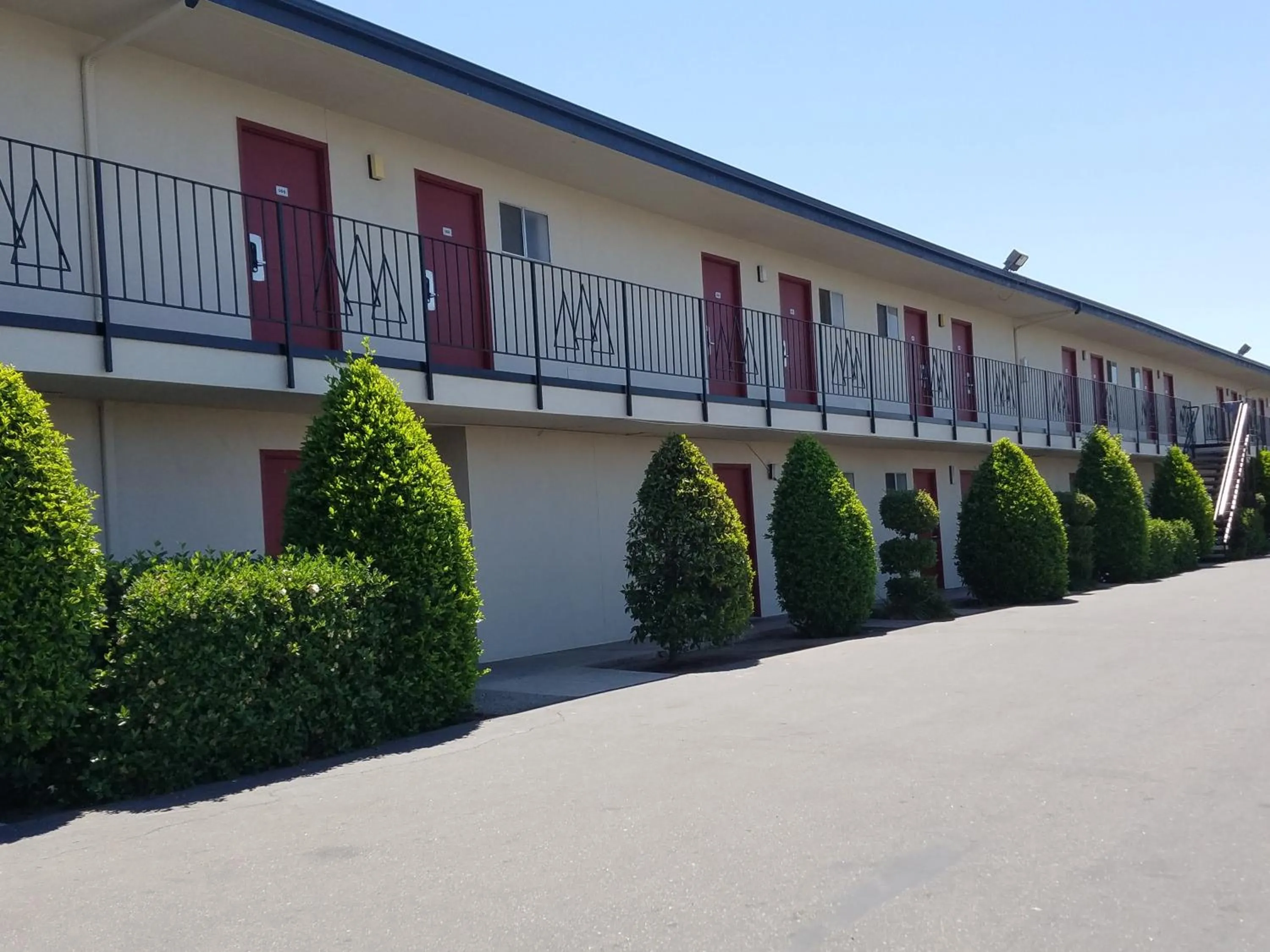 Facade/entrance in Economy Inn Fresno Yosemite