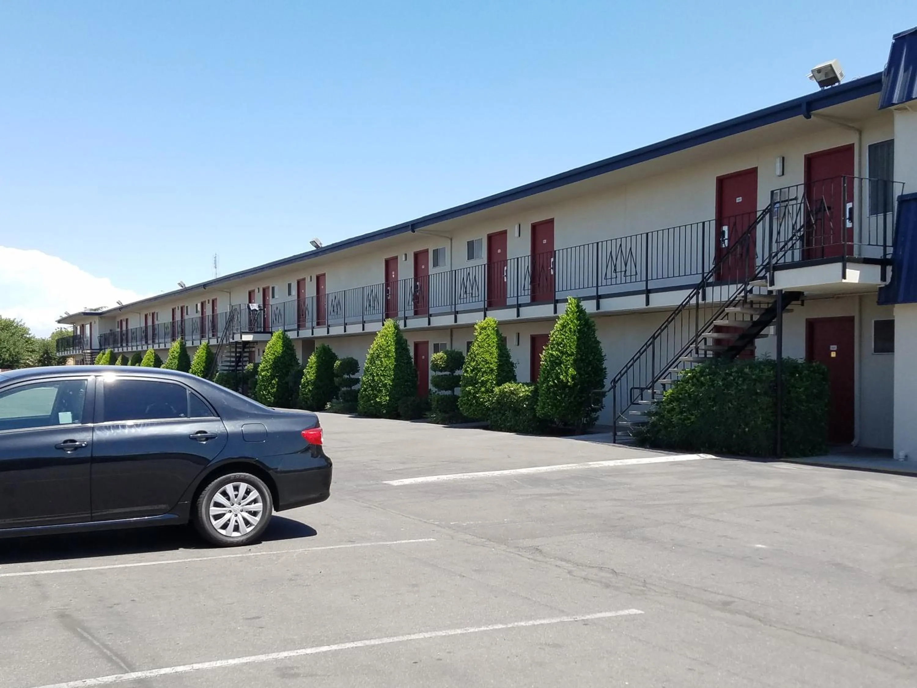 Facade/entrance in Economy Inn Fresno Yosemite