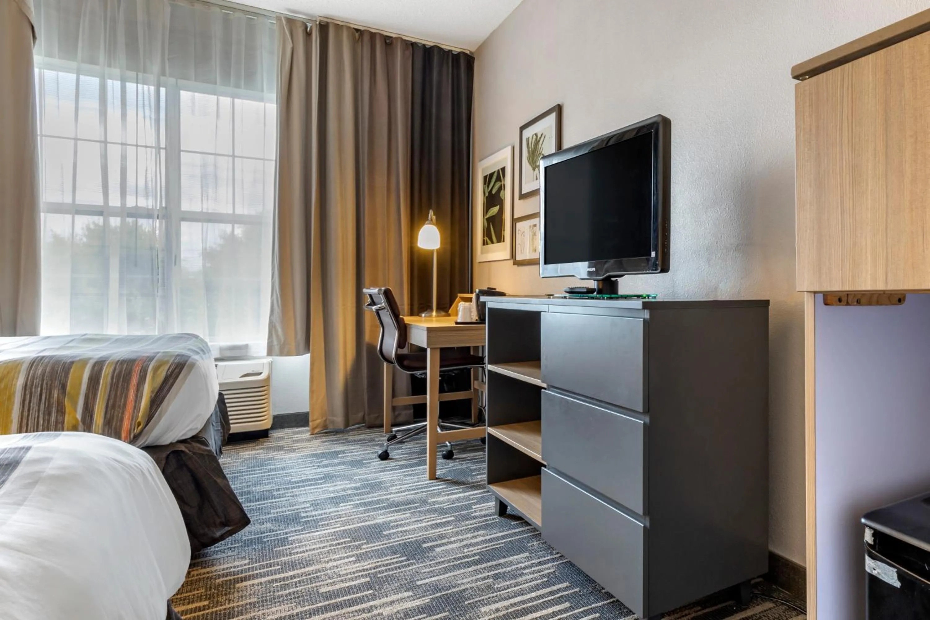 Bed in Country Inn & Suites by Radisson, Aiken South